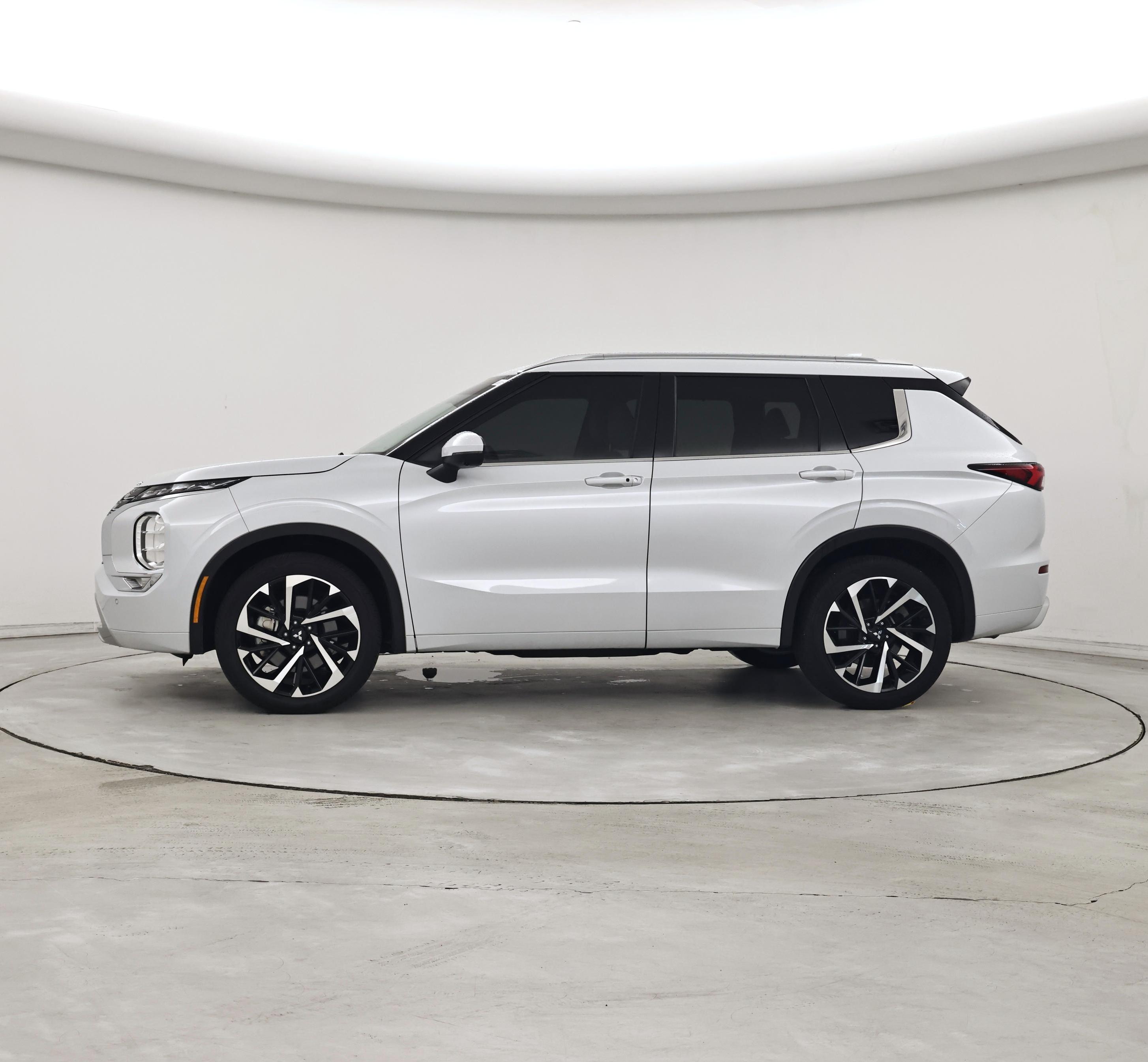 Thumbnail: 2024 Mitsubishi Outlander - 3