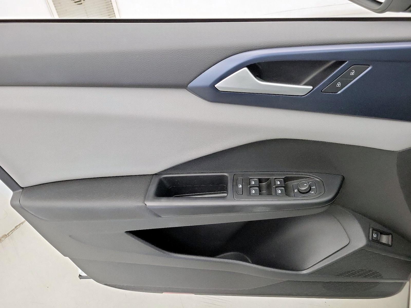2023 Volkswagen Taos SE - Photo 13