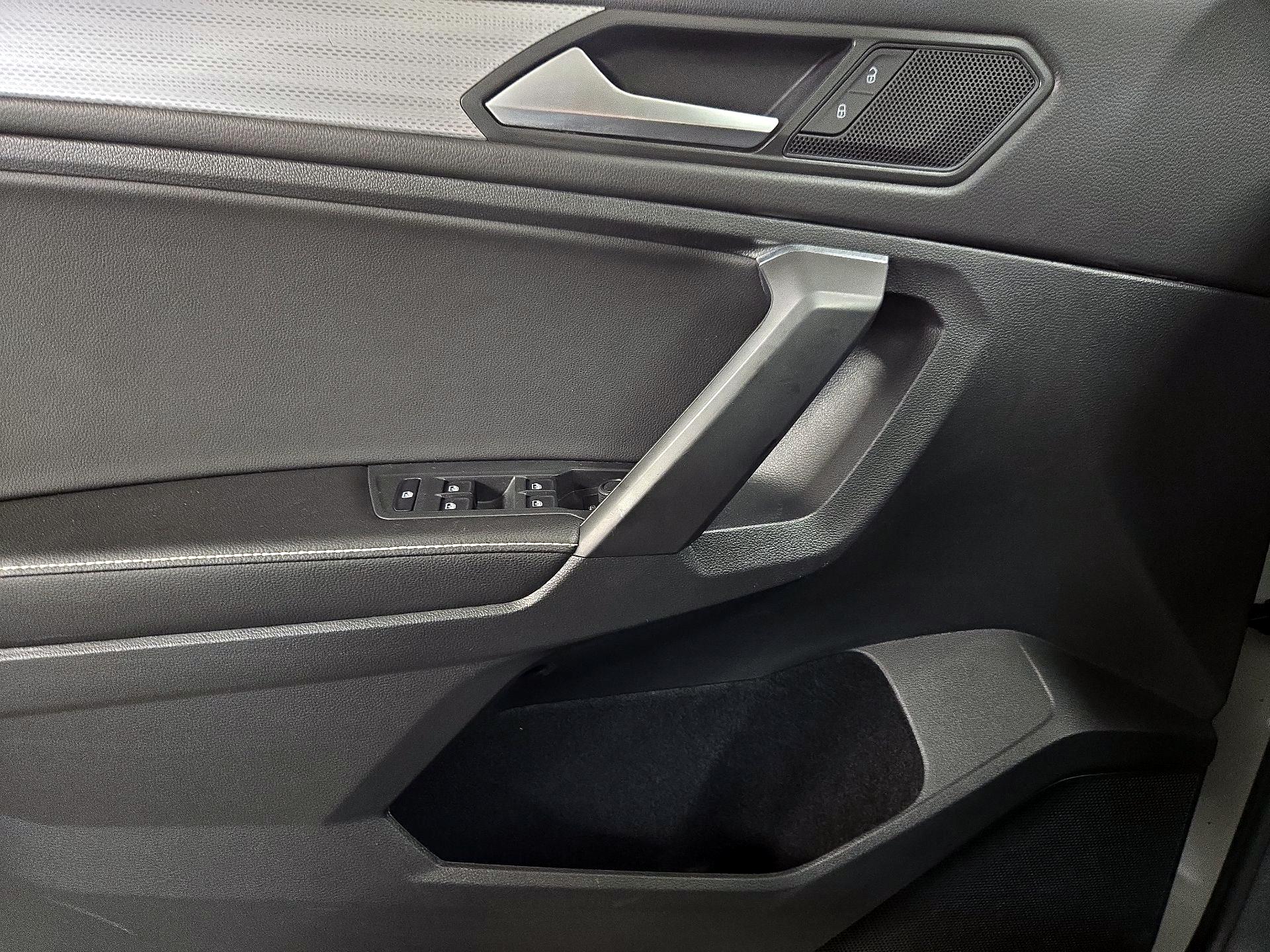 Thumbnail: 2023 Volkswagen Tiguan - 12
