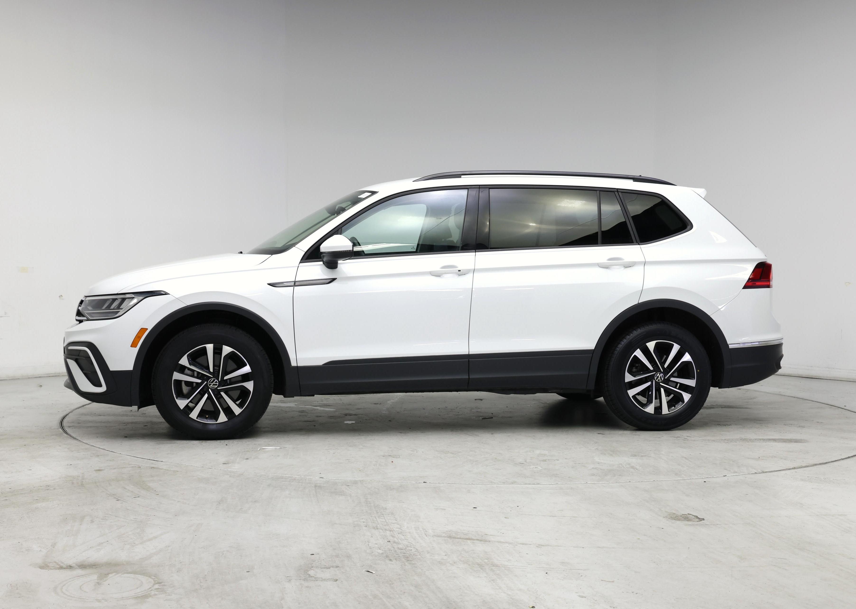 Thumbnail: 2023 Volkswagen Tiguan - 3