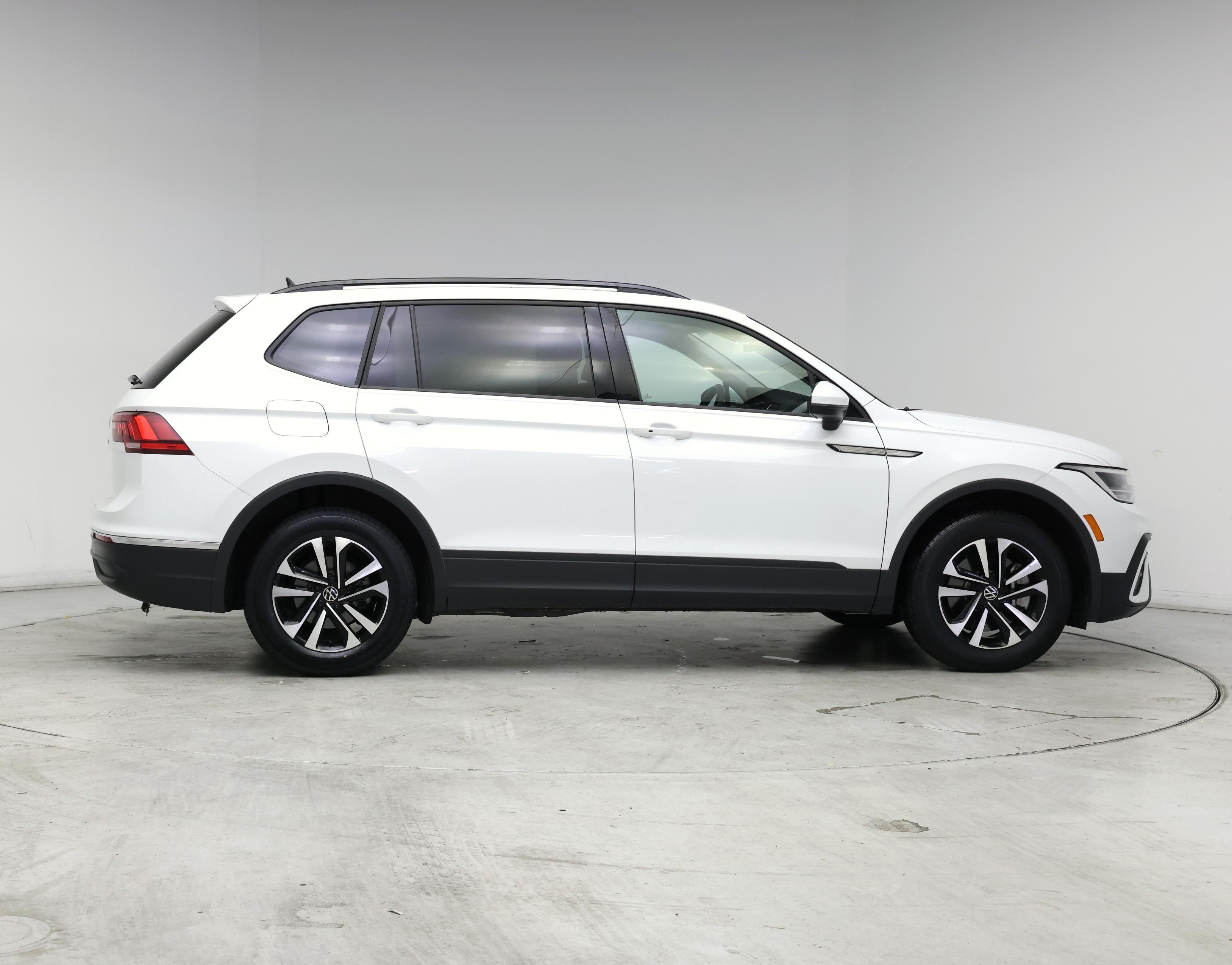 Thumbnail: 2023 Volkswagen Tiguan - 7