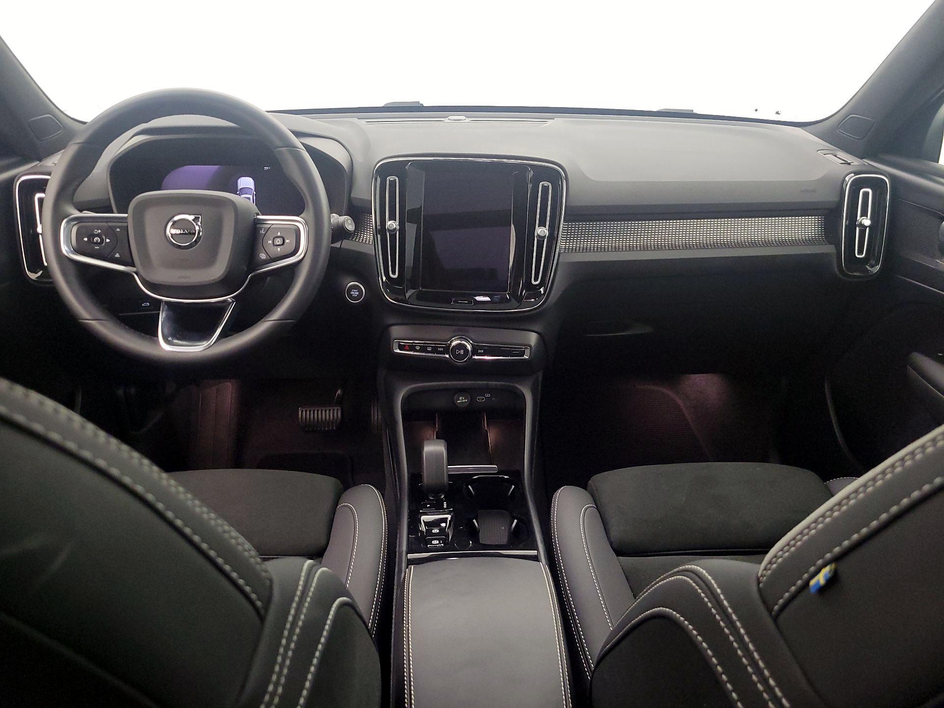 Thumbnail: 2023 Volvo XC40 - 9