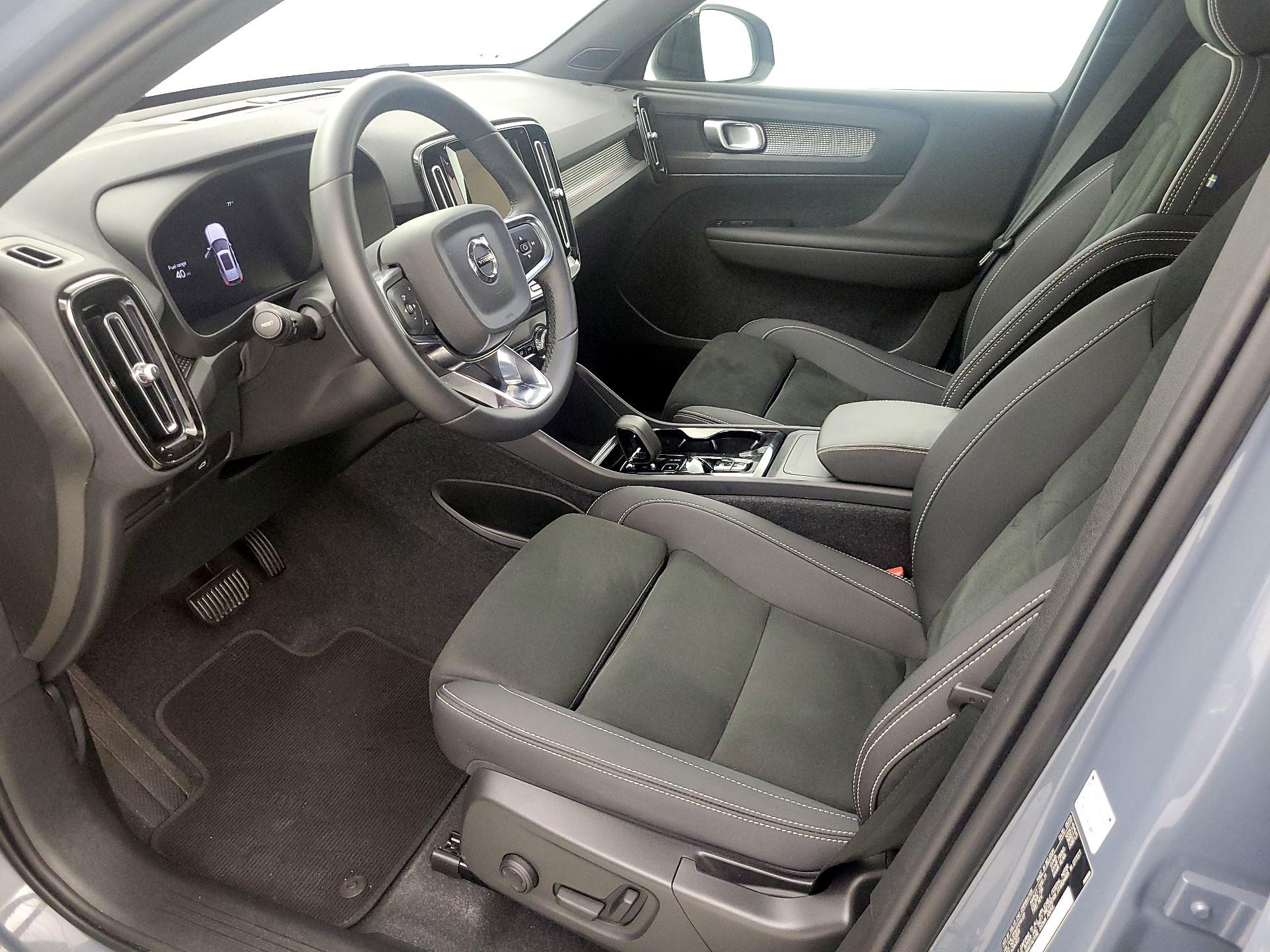 Thumbnail: 2023 Volvo XC40 - 11