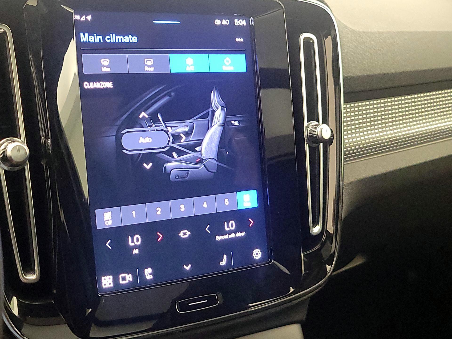 Thumbnail: 2023 Volvo XC40 - 17