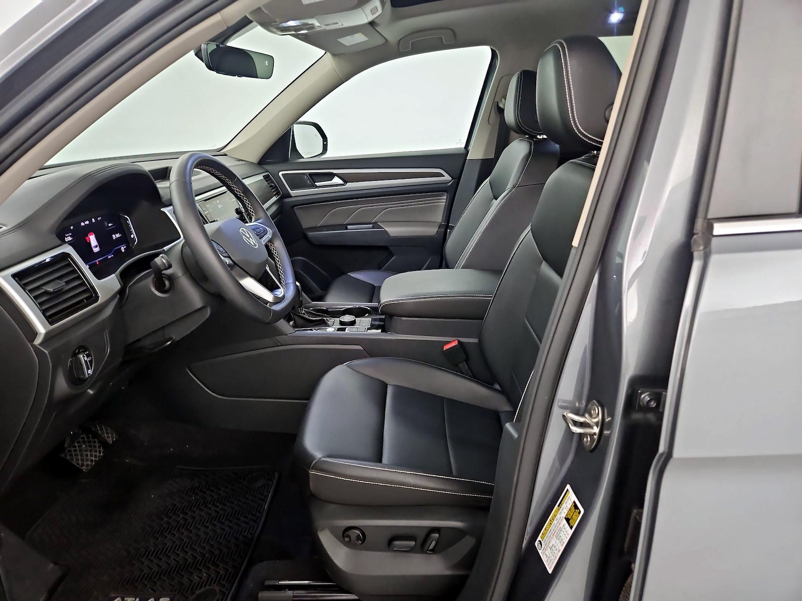 2023 Volkswagen Atlas SE w/Tech - Photo 10