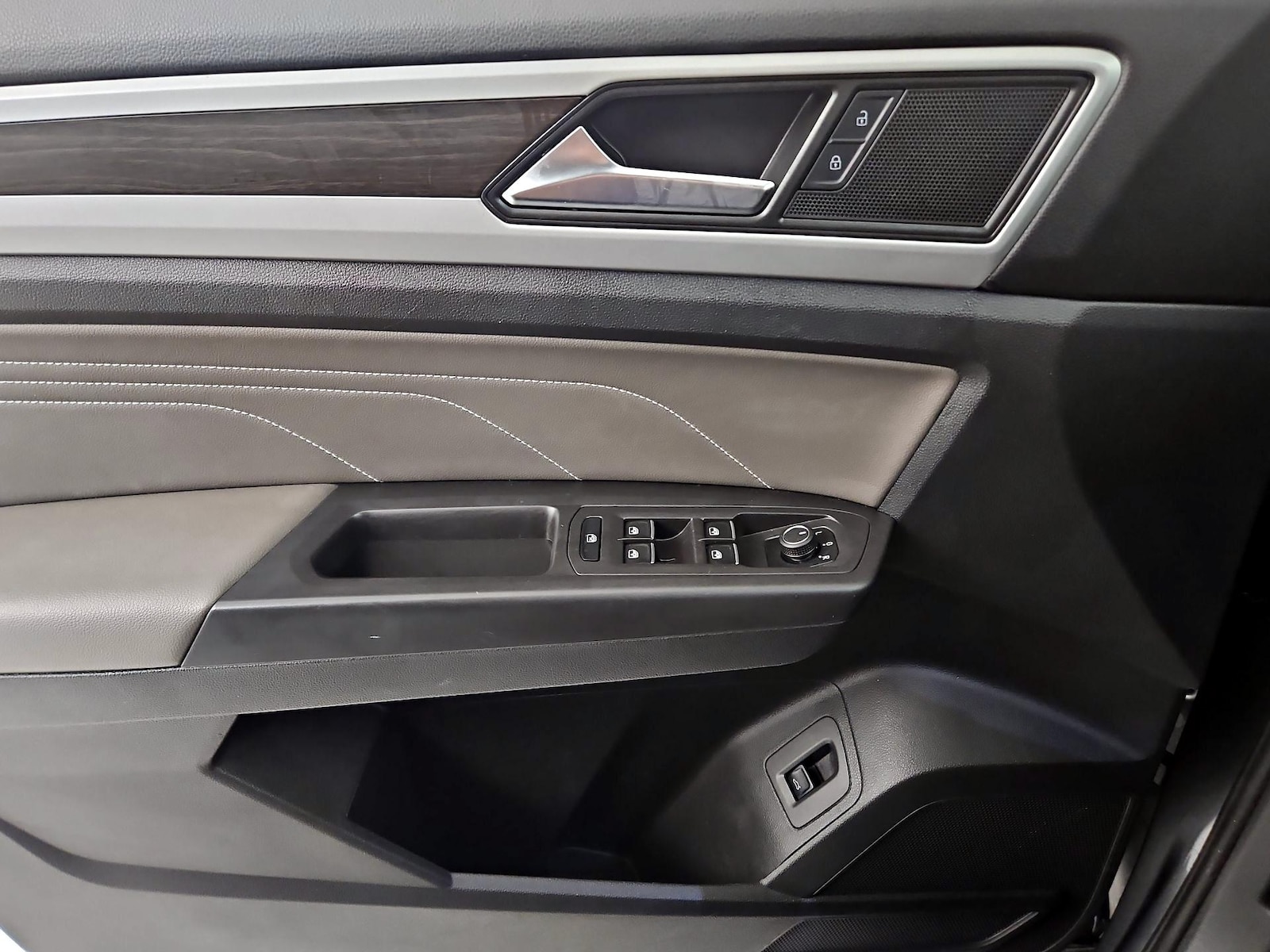 2023 Volkswagen Atlas SE w/Tech - Photo 11