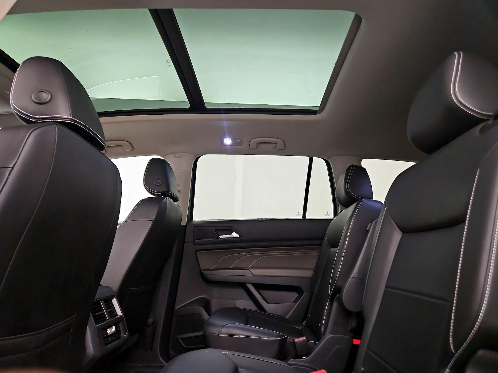 2023 Volkswagen Atlas SE w/Tech - Photo 24