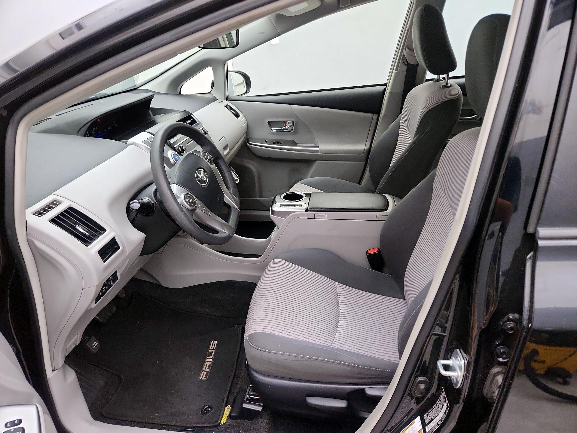 Thumbnail: 2017 Toyota Prius v - 11