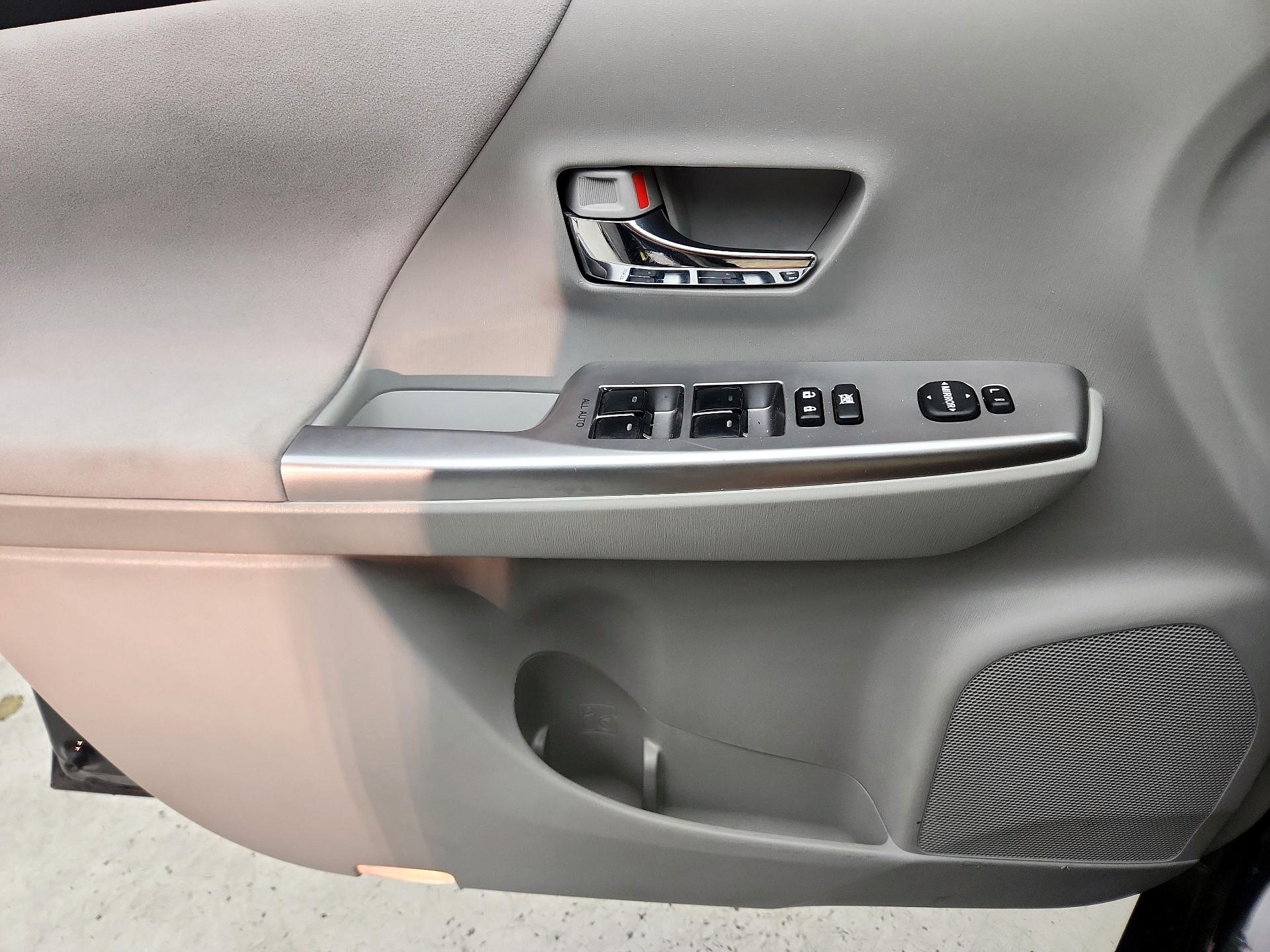 Thumbnail: 2017 Toyota Prius v - 12