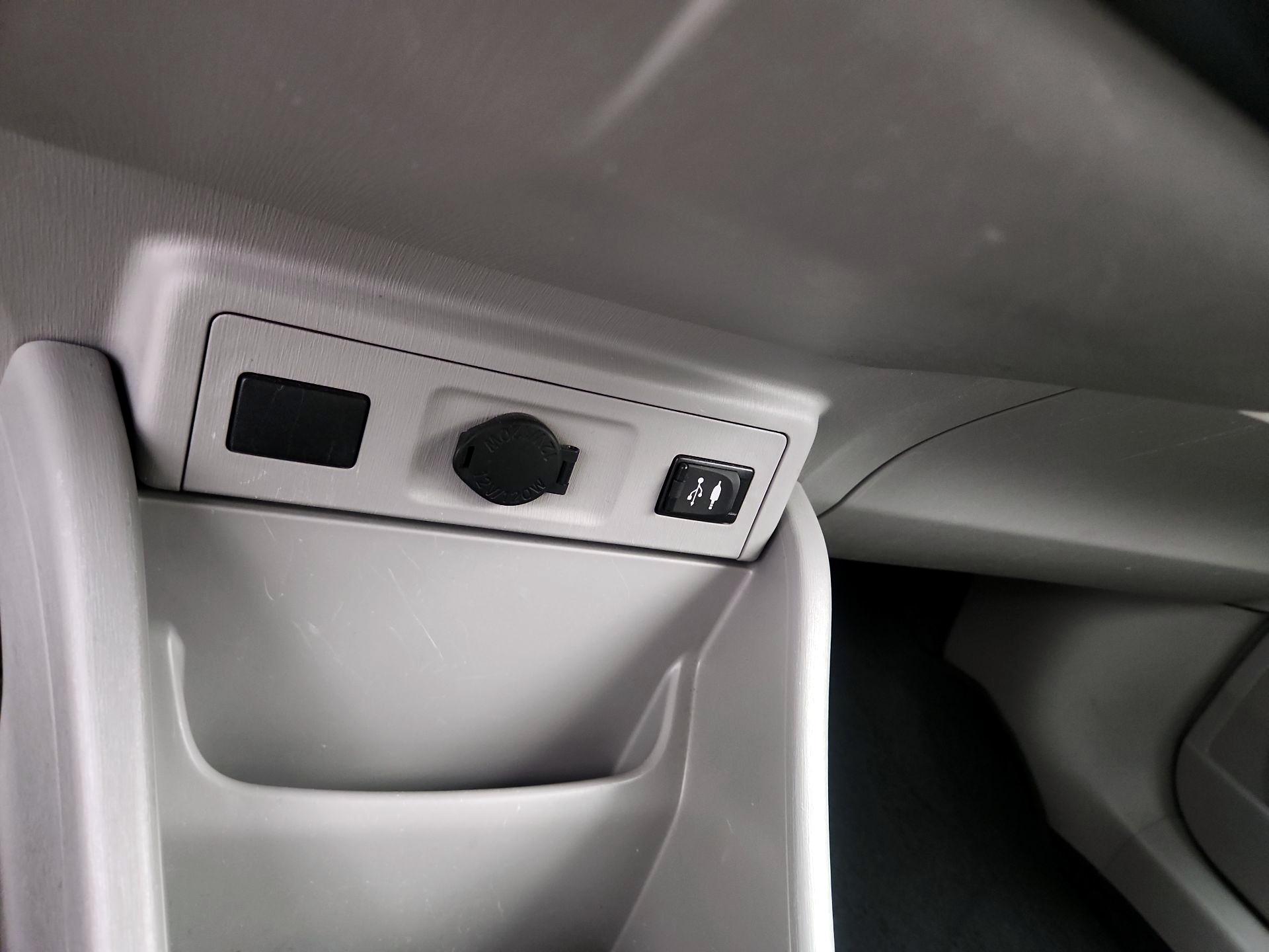 Thumbnail: 2017 Toyota Prius v - 18