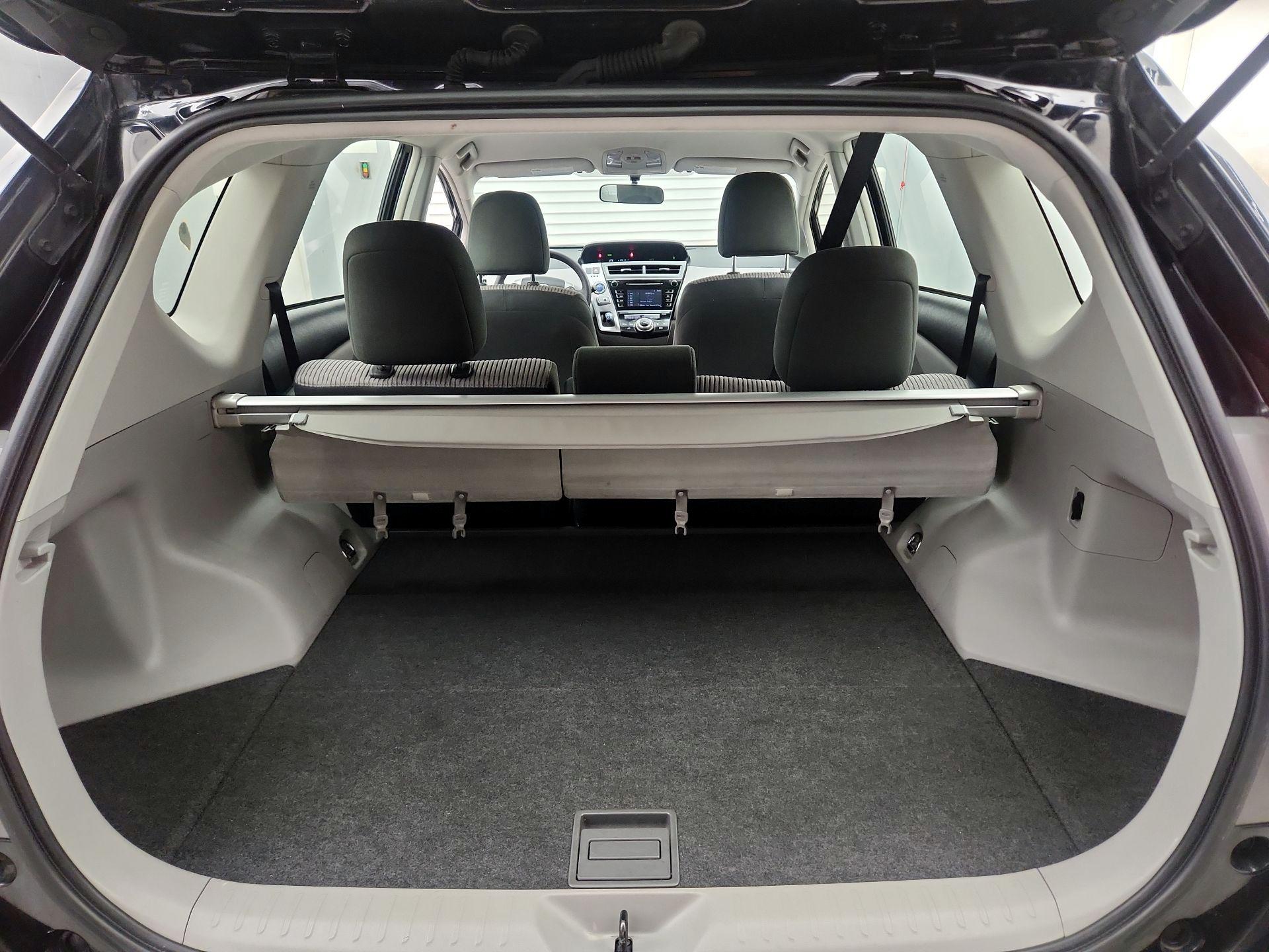 Thumbnail: 2017 Toyota Prius v - 20