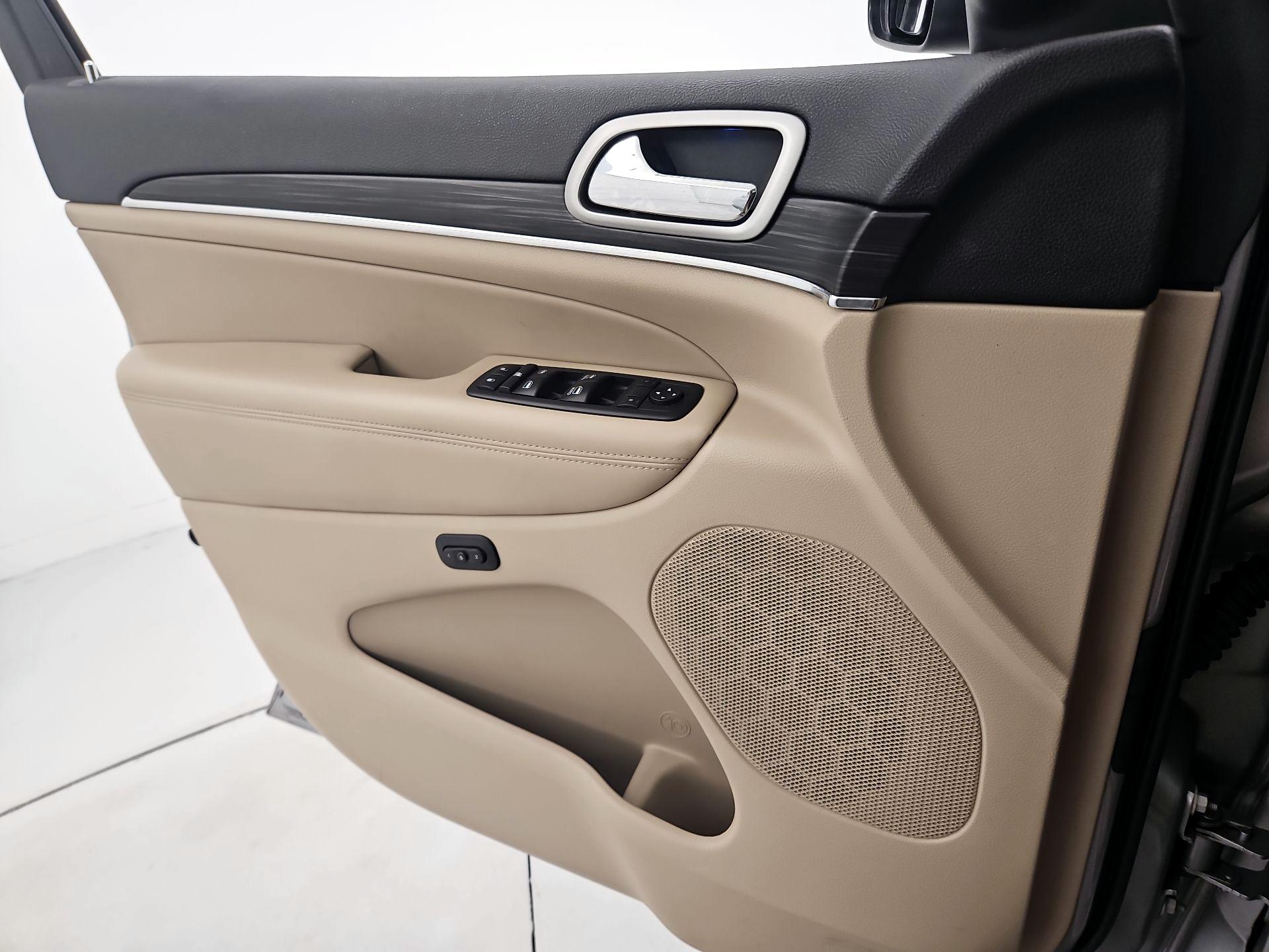 Thumbnail: 2020 Jeep Grand Cherokee - 12