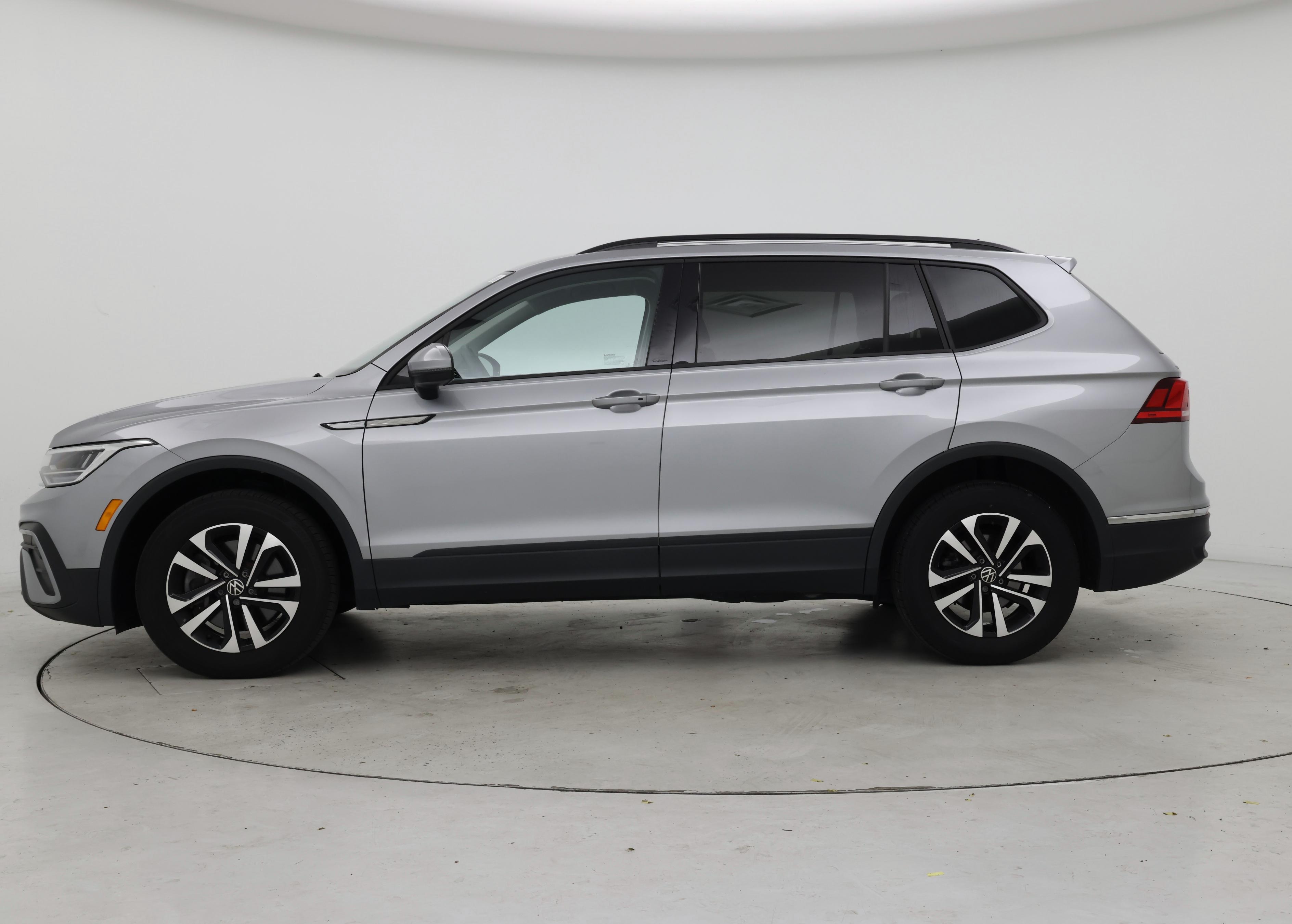 Thumbnail: 2023 Volkswagen Tiguan - 3