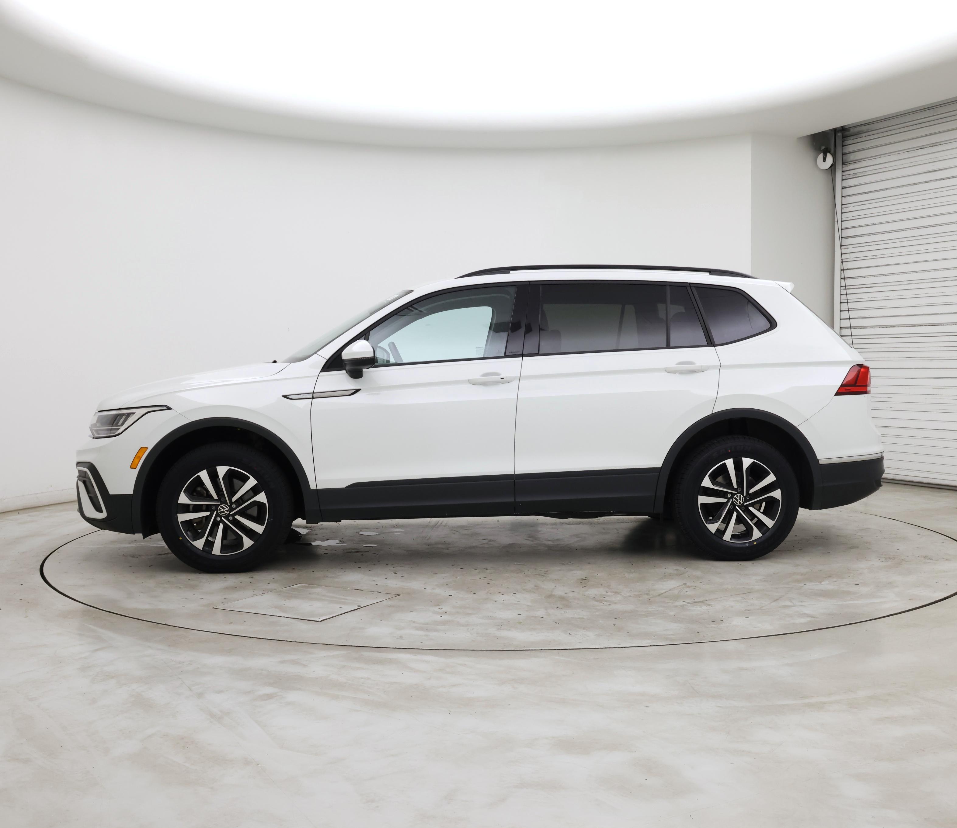 Thumbnail: 2023 Volkswagen Tiguan - 3