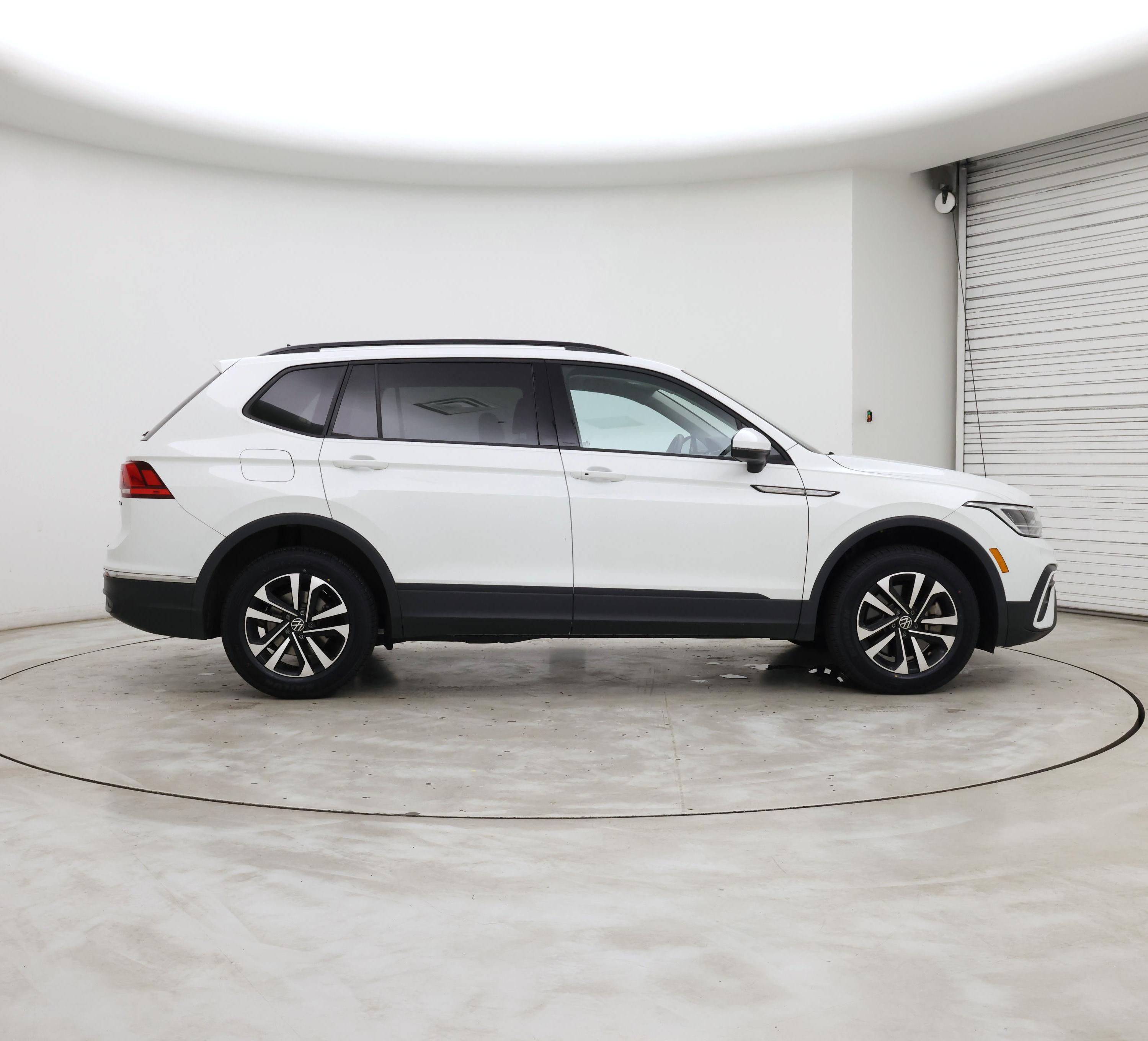 Thumbnail: 2023 Volkswagen Tiguan - 7