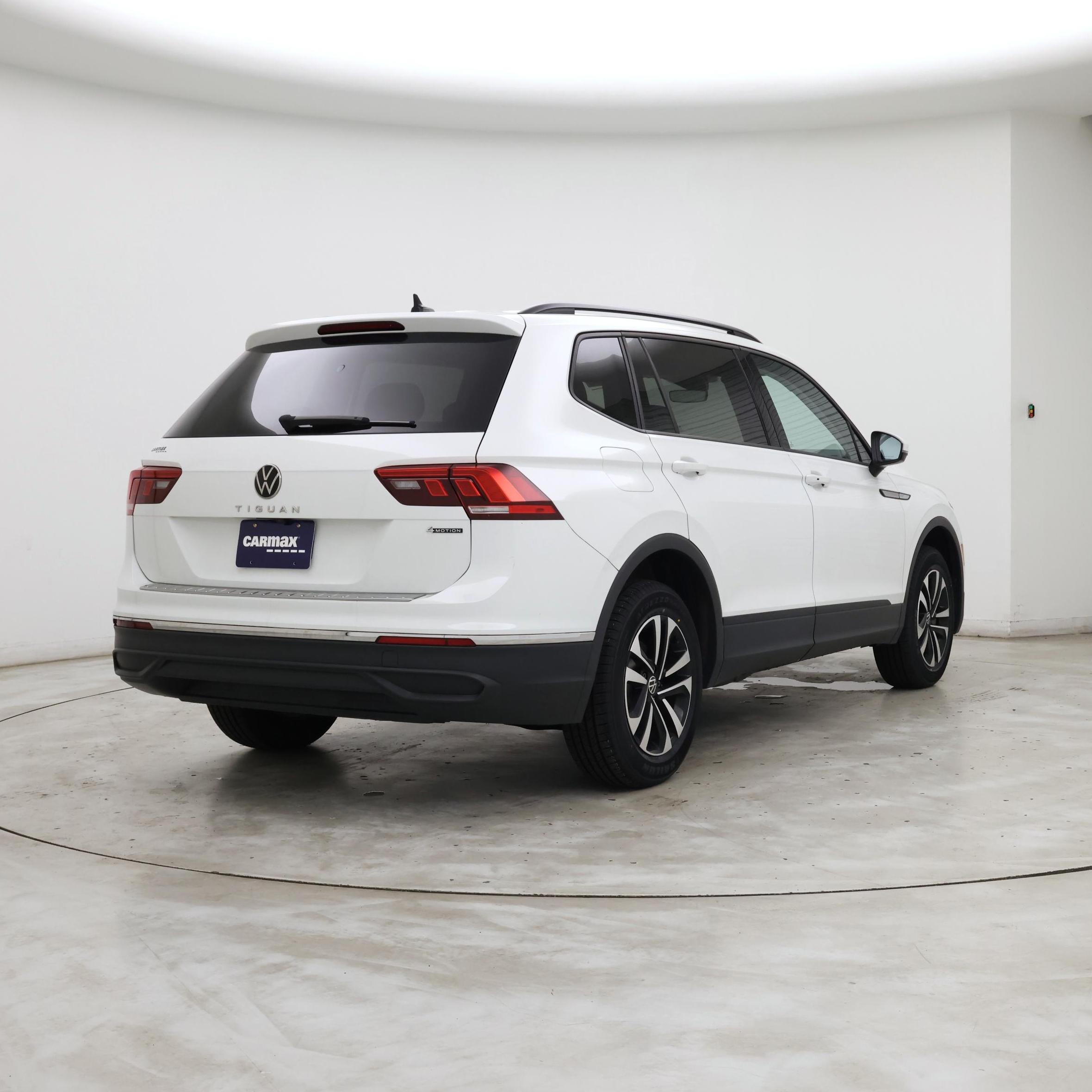 Thumbnail: 2023 Volkswagen Tiguan - 8