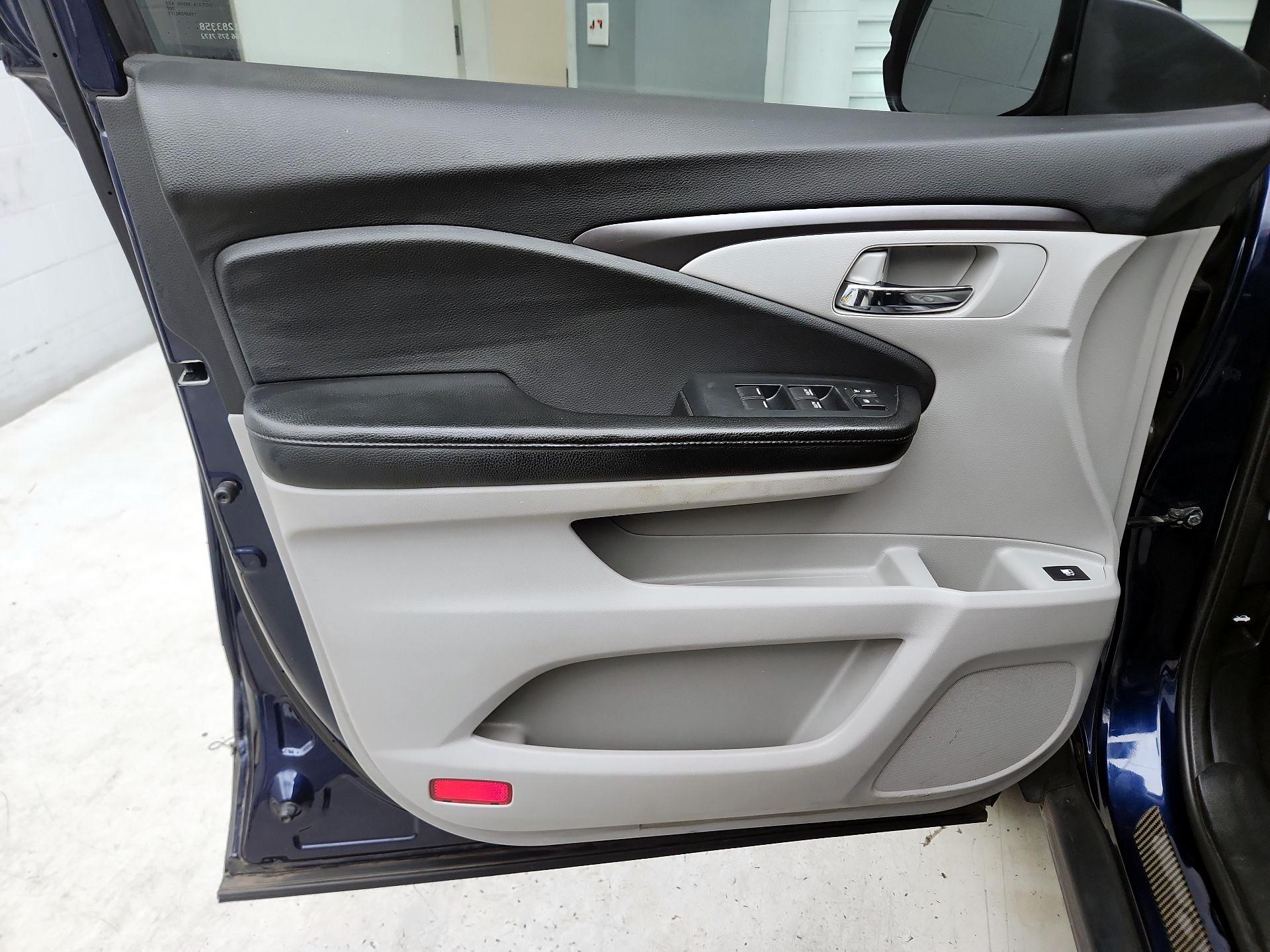 Thumbnail: 2017 Honda Pilot - 12