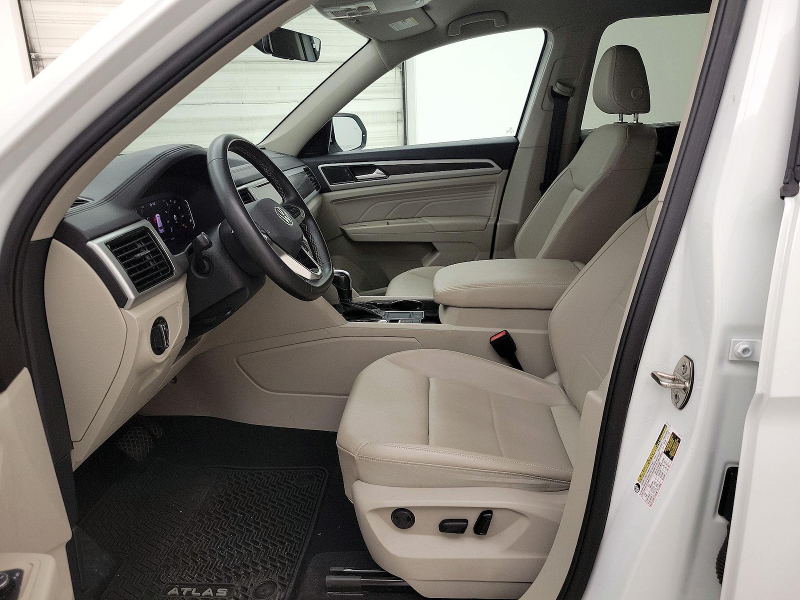 2023 Volkswagen Atlas SE w/Tech - Photo 12