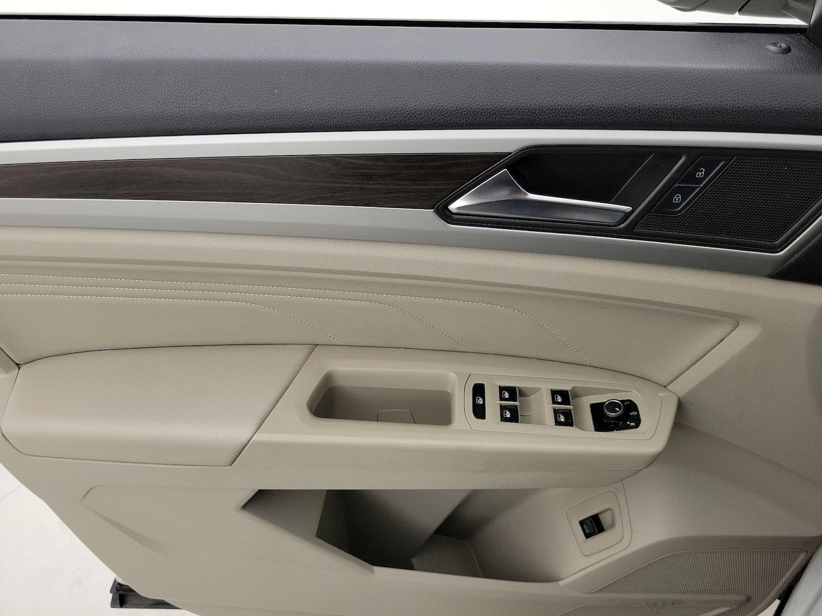 2023 Volkswagen Atlas SE w/Tech - Photo 13