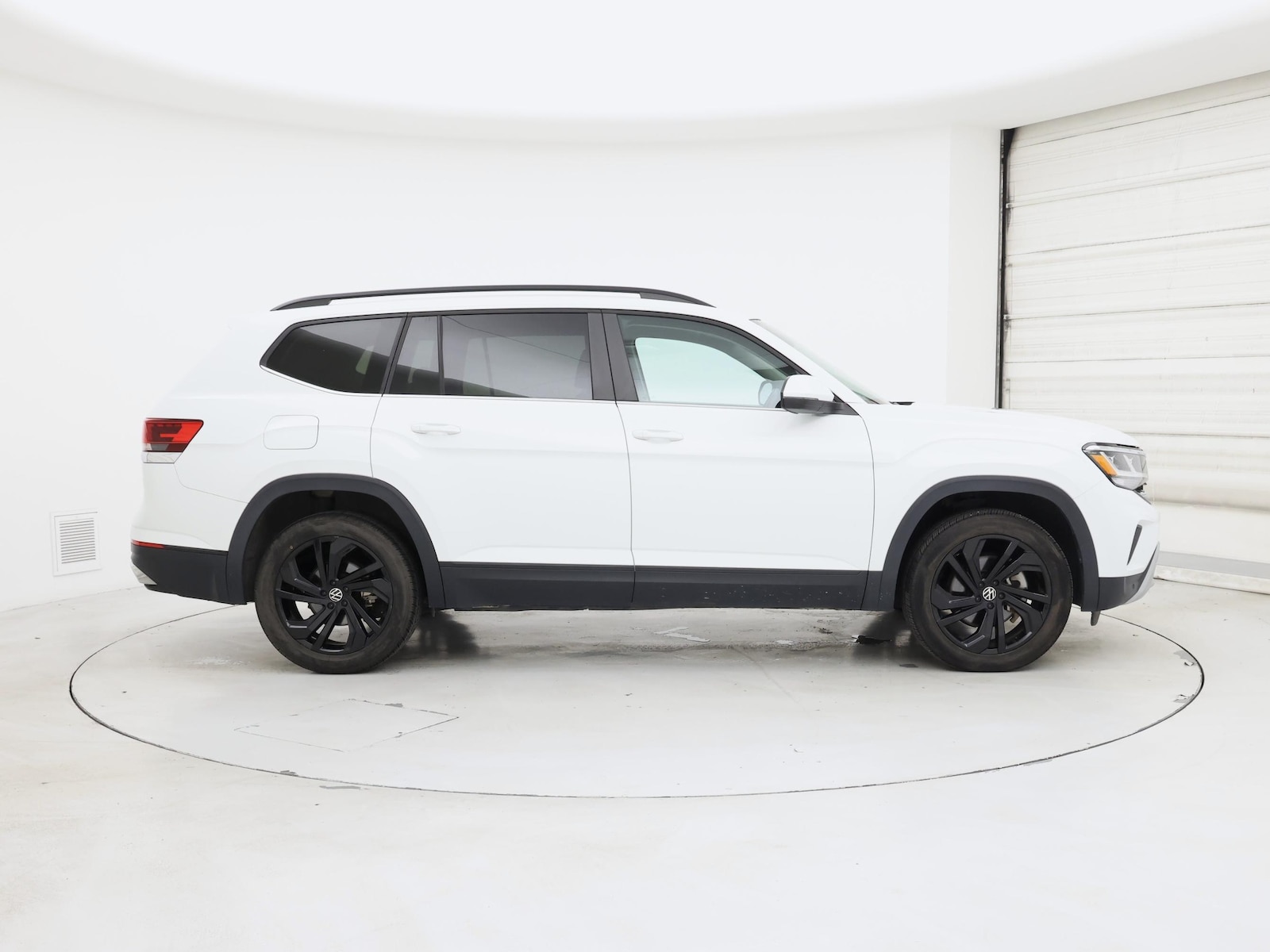 2023 Volkswagen Atlas SE w/Tech - Photo 8