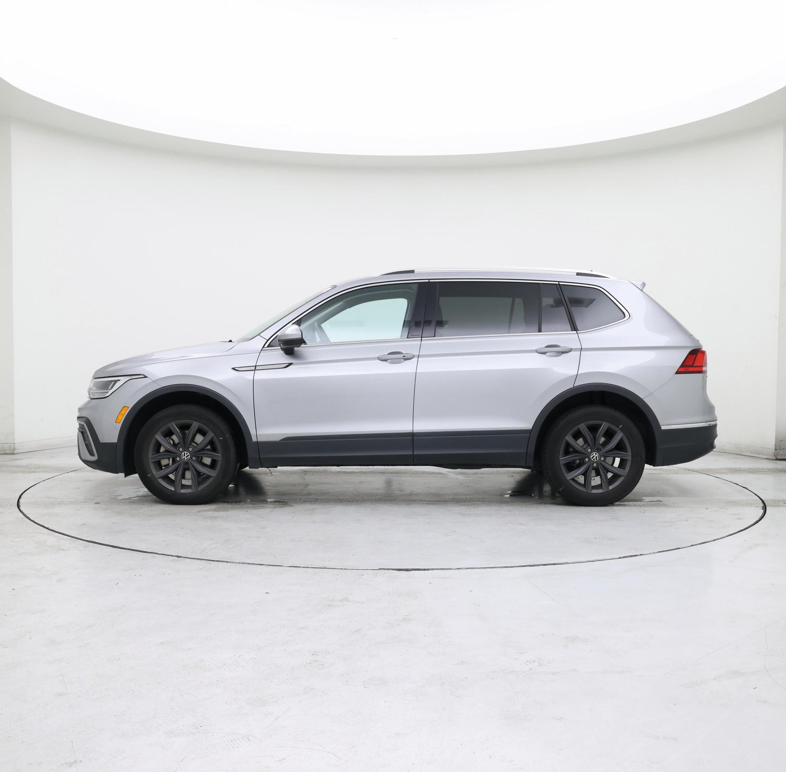 Thumbnail: 2023 Volkswagen Tiguan - 3