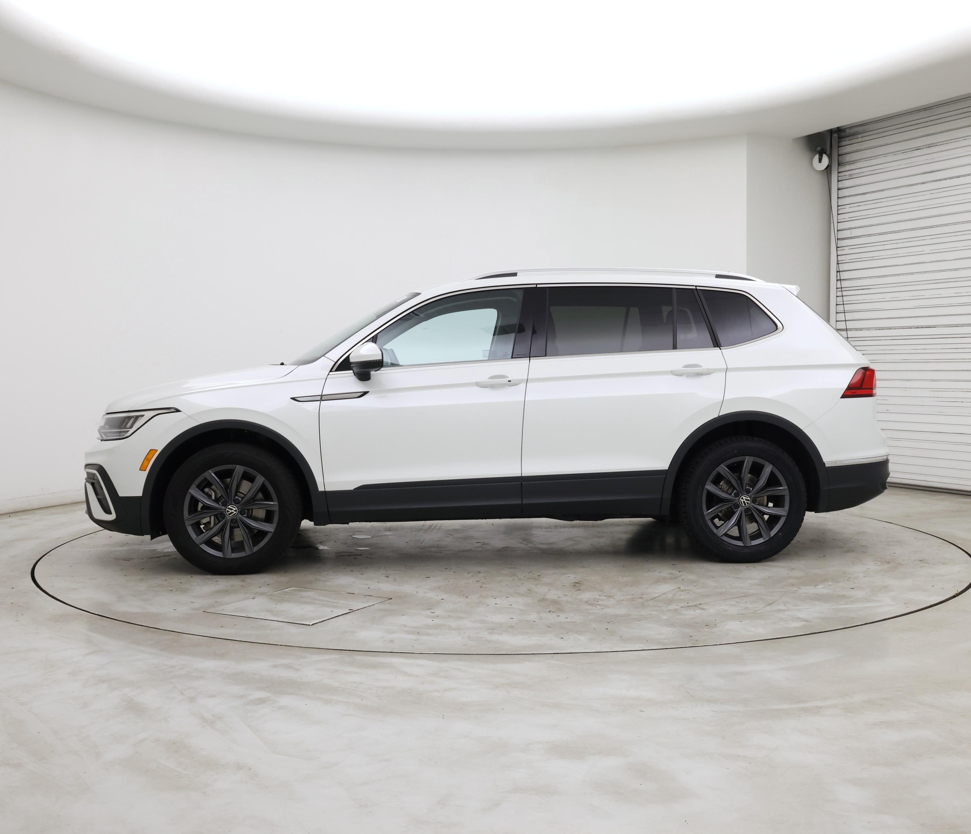 Thumbnail: 2023 Volkswagen Tiguan - 3