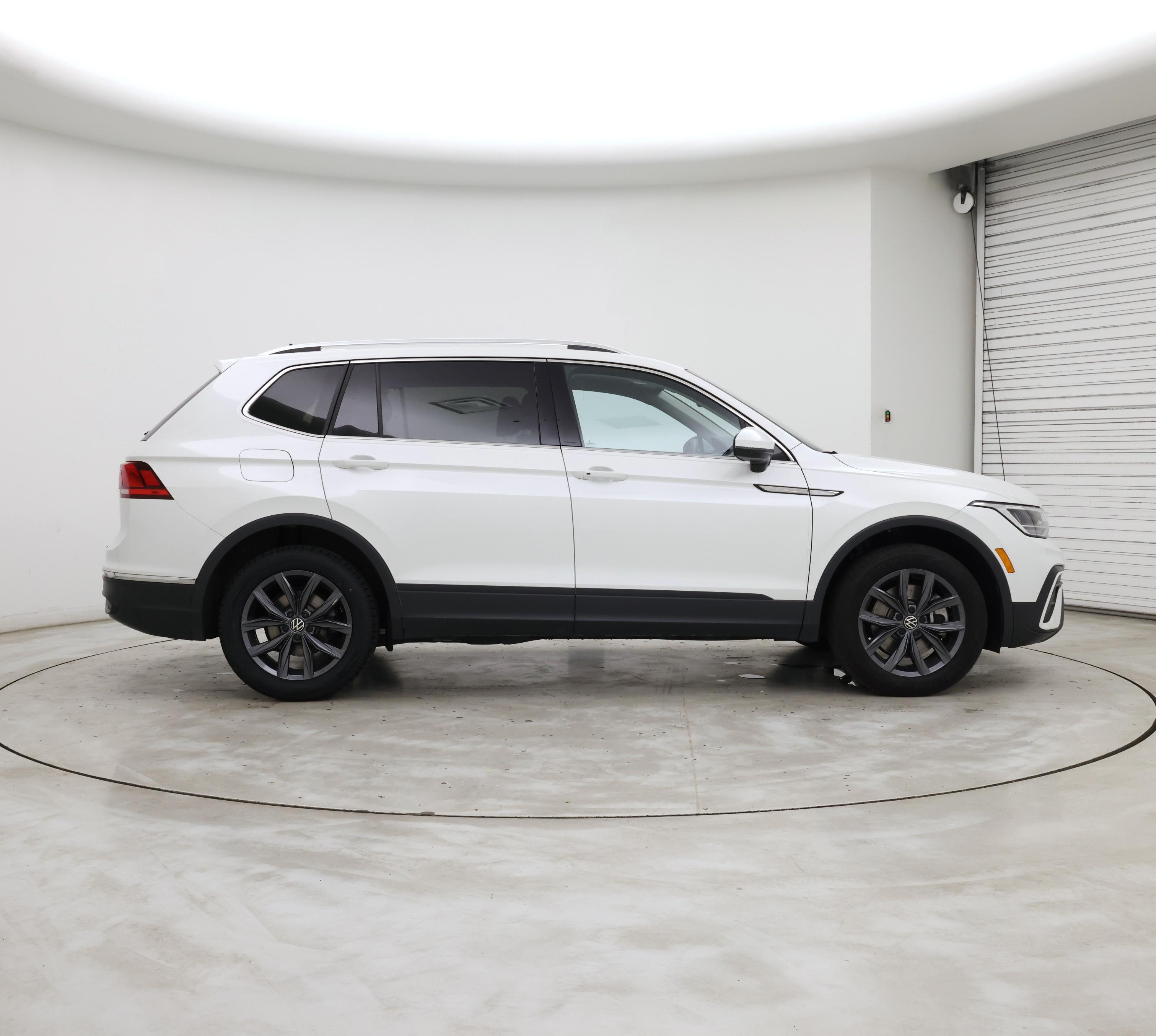 Thumbnail: 2023 Volkswagen Tiguan - 7