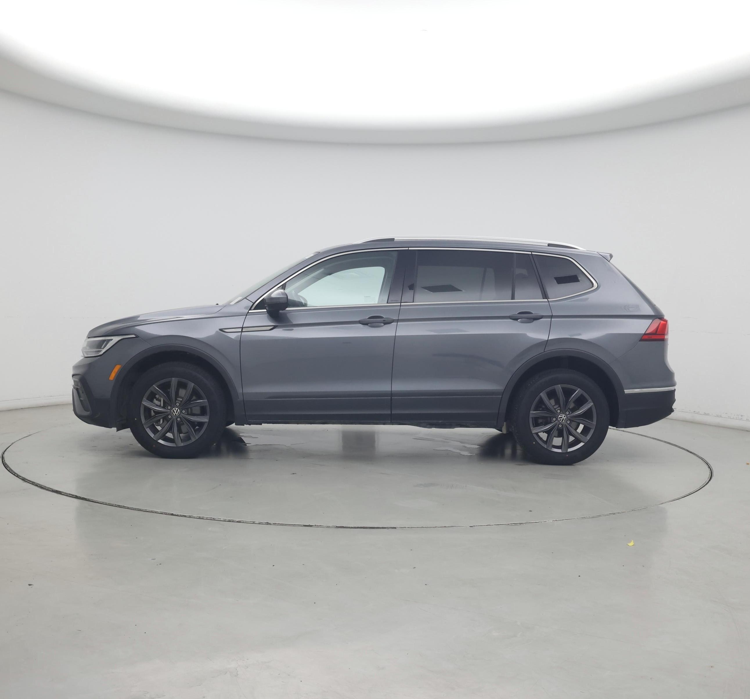 Thumbnail: 2023 Volkswagen Tiguan - 3