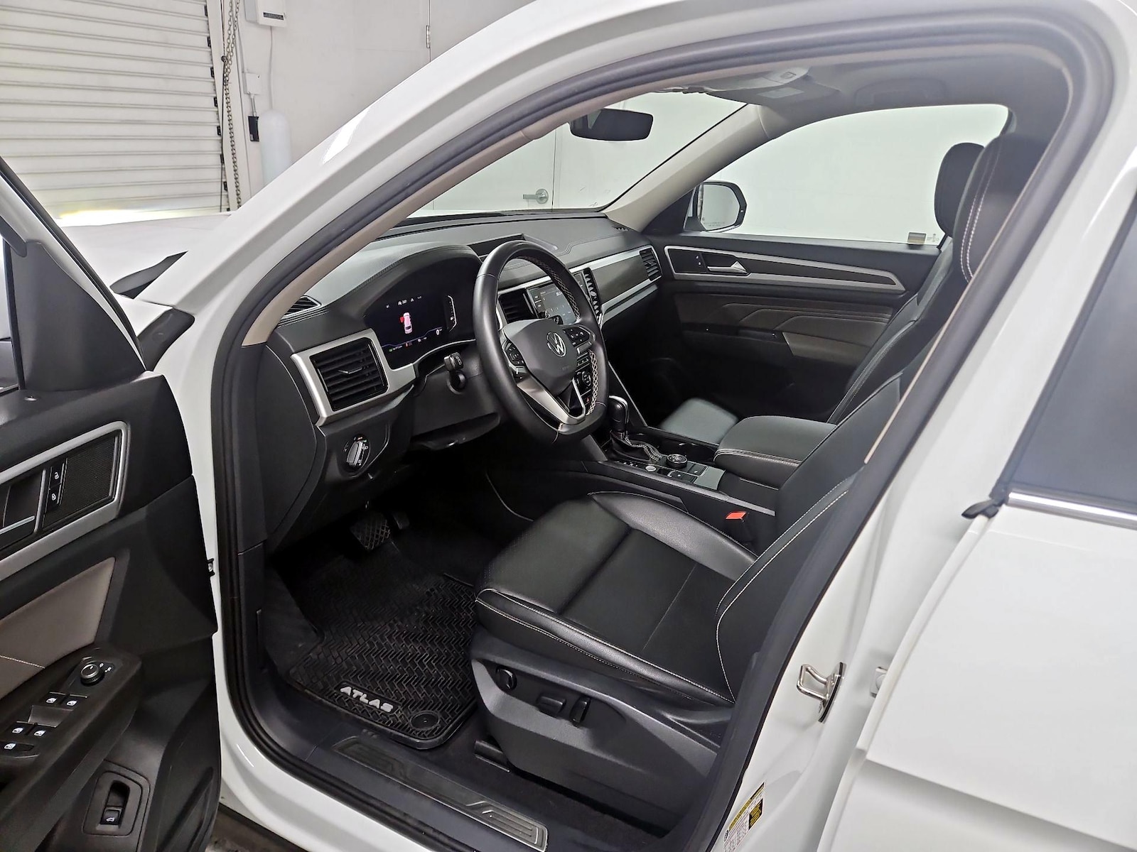 2023 Volkswagen Atlas SE w/Tech - Photo 12