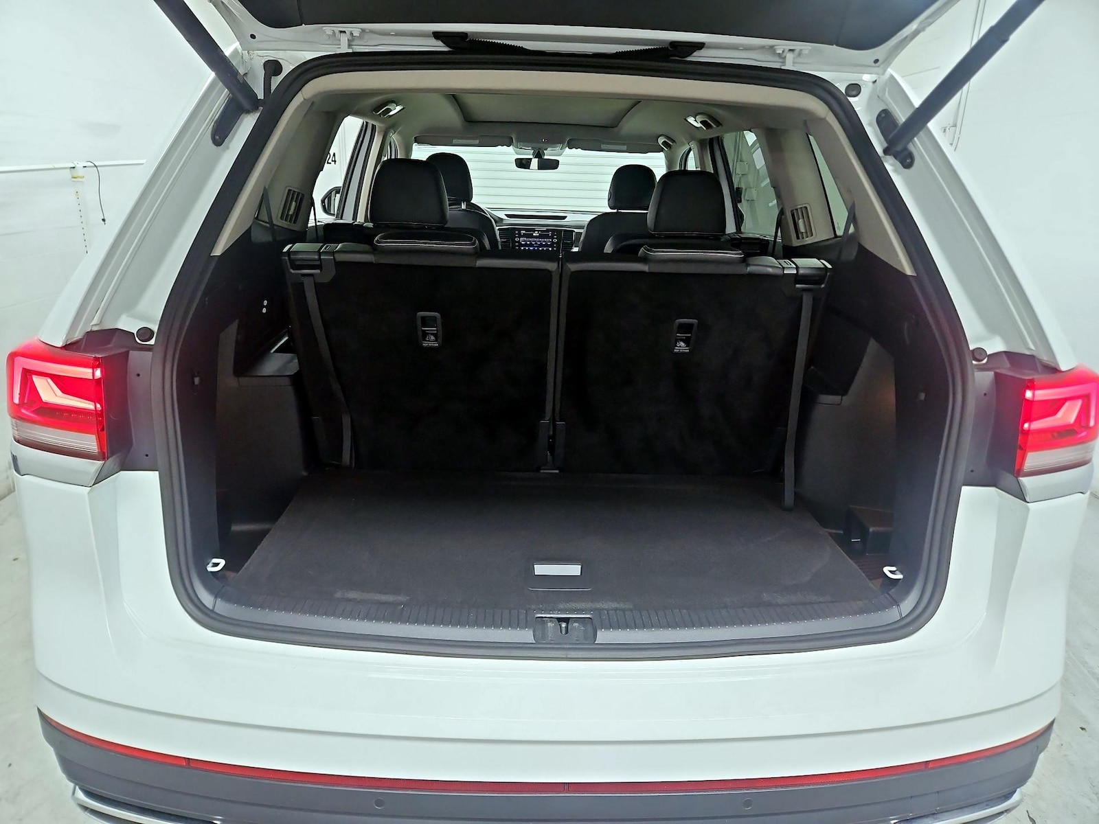 2023 Volkswagen Atlas SE w/Tech - Photo 22