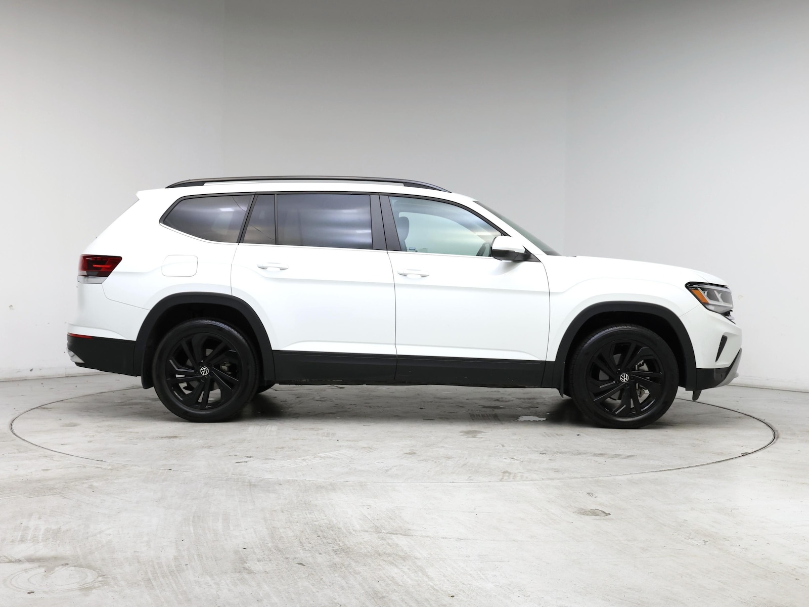 2023 Volkswagen Atlas SE w/Tech - Photo 8
