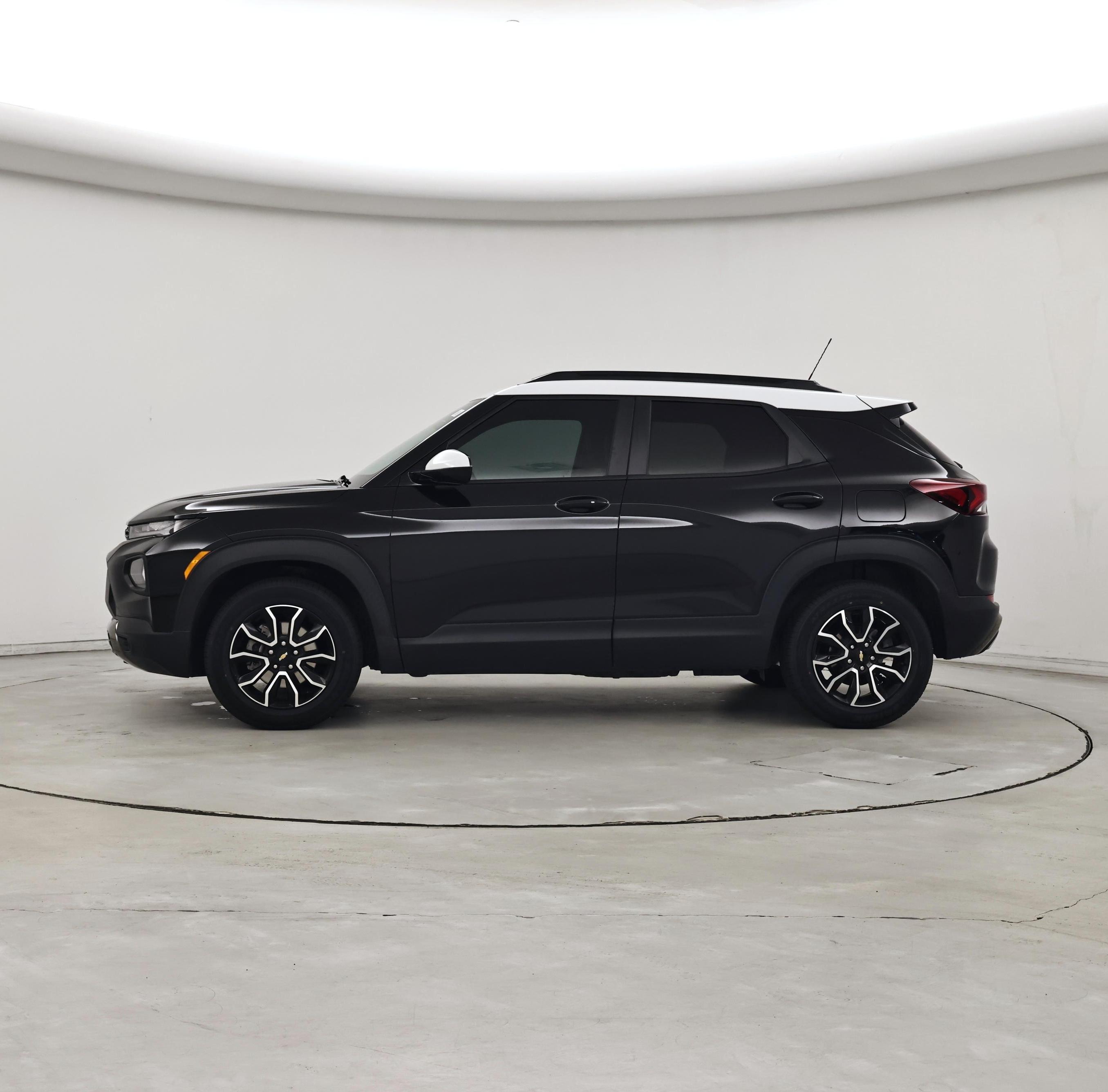 Thumbnail: 2023 Chevrolet TrailBlazer - 3