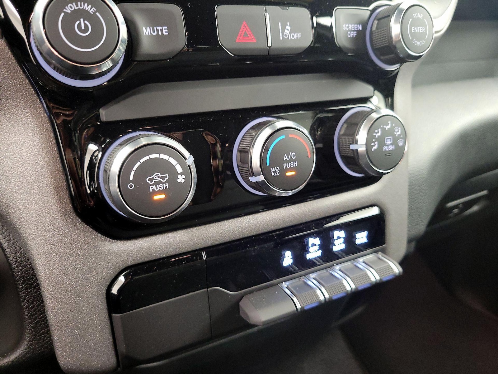 2026 RAM Ram 1500 Pickup Express - Photo 17
