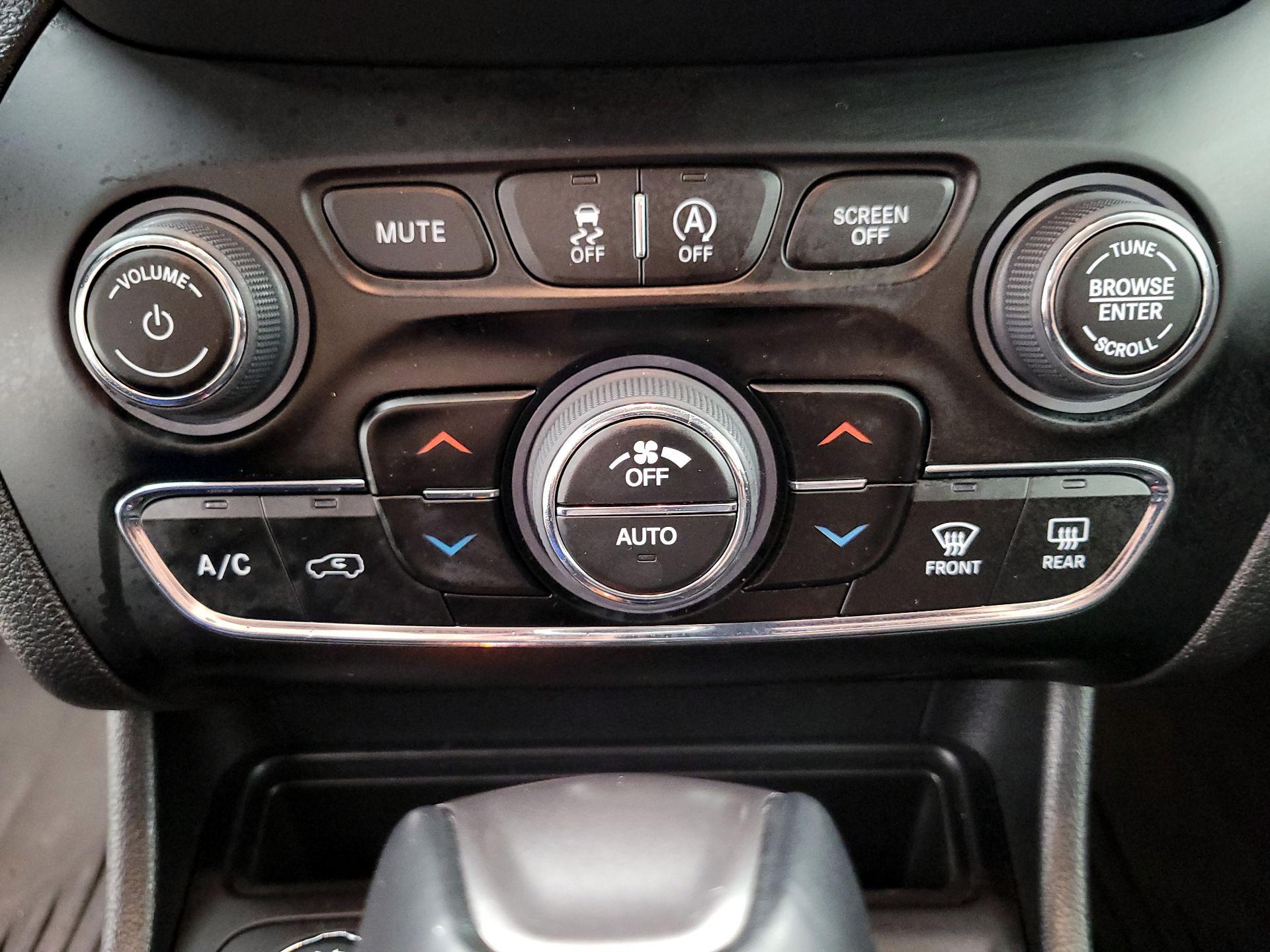 Thumbnail: 2023 Jeep Cherokee - 17