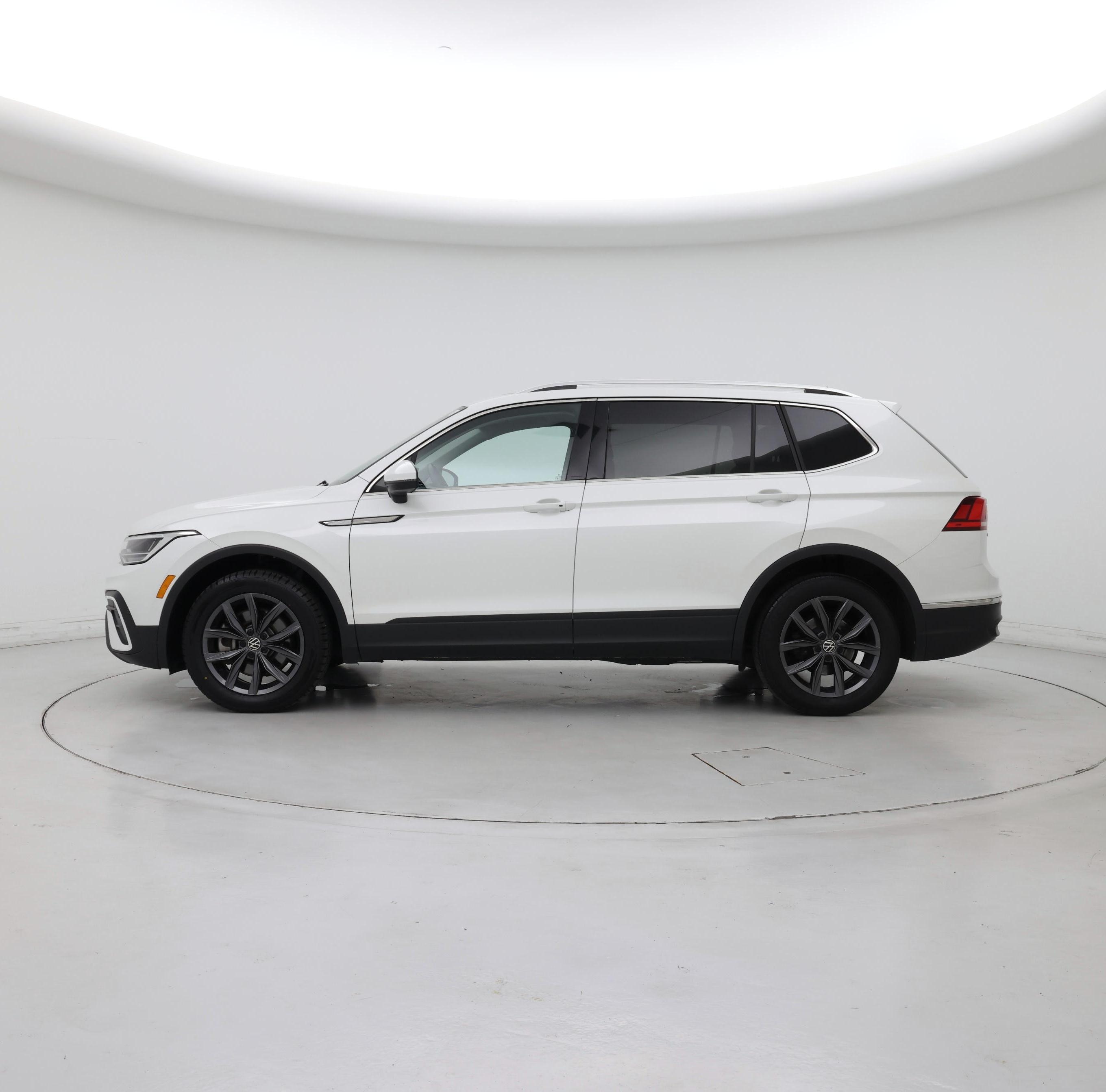Thumbnail: 2023 Volkswagen Tiguan - 3
