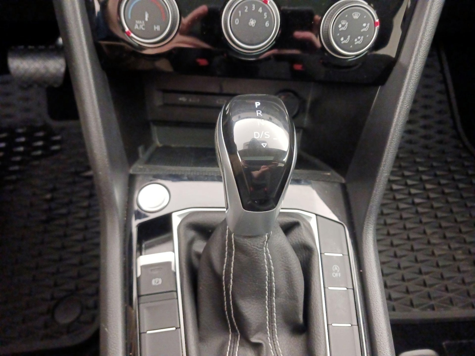 2023 Volkswagen Taos SE - Photo 18