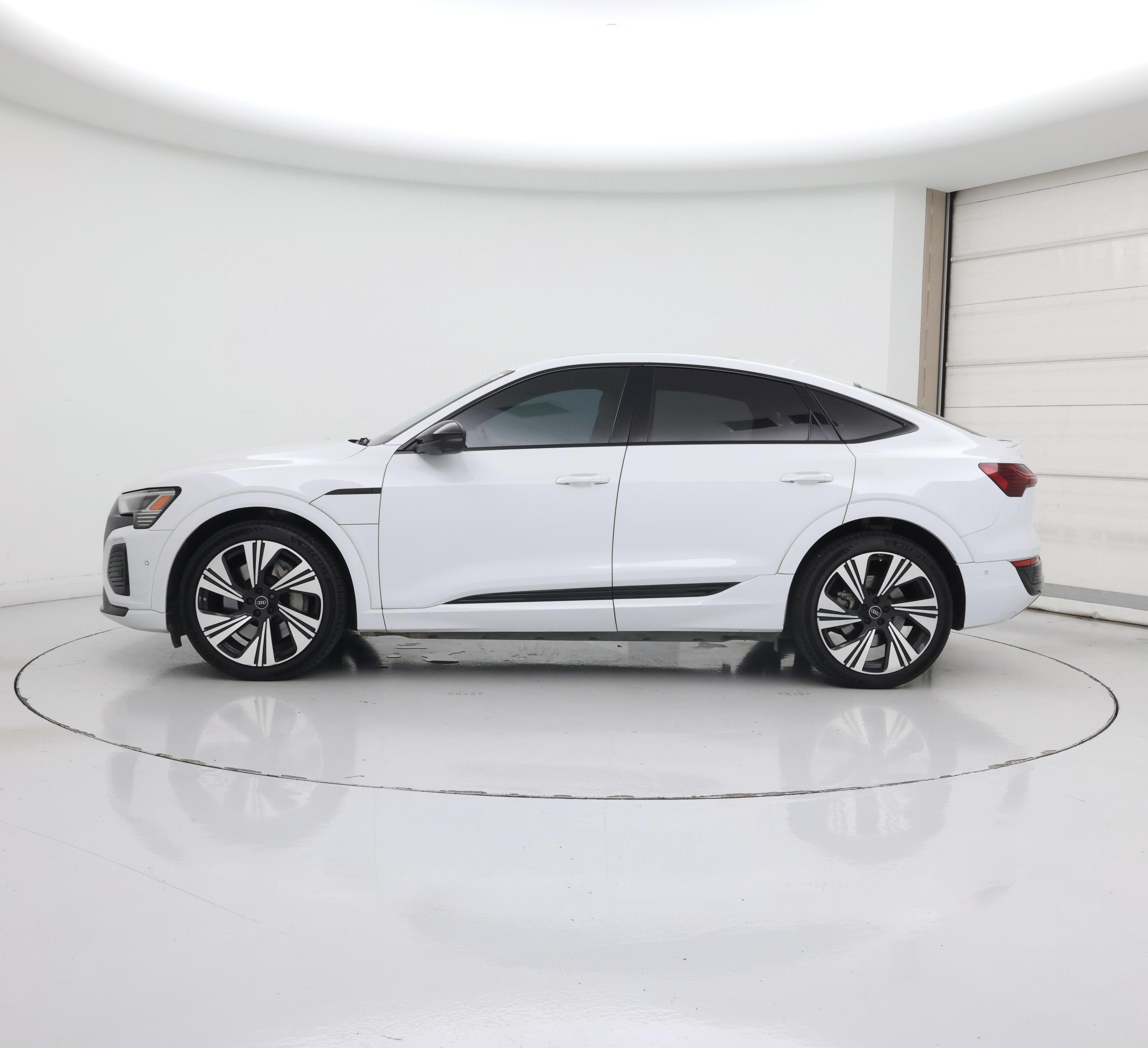 Thumbnail: 2024 Audi Q8 e-tron - 3