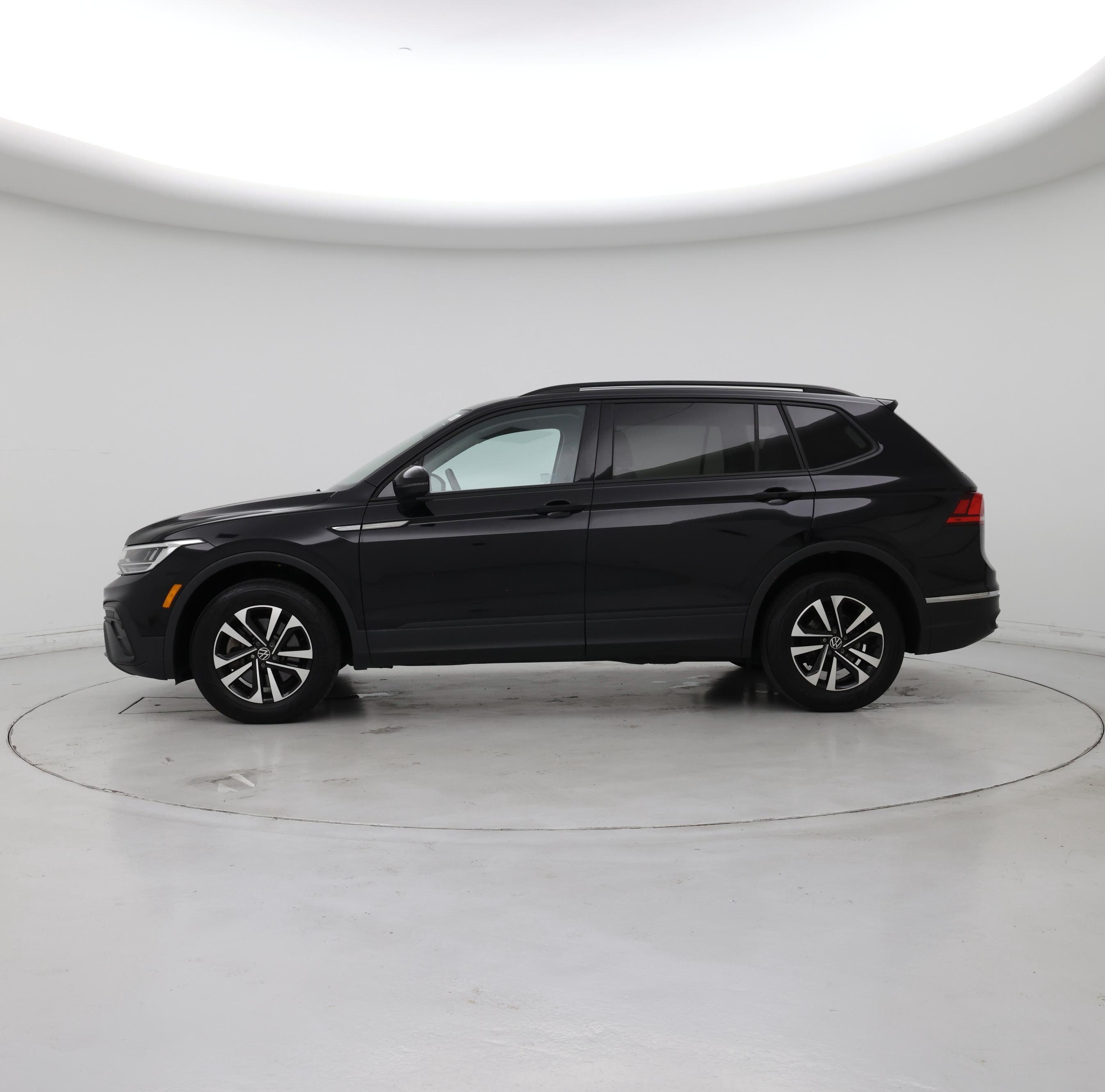 Thumbnail: 2023 Volkswagen Tiguan - 3