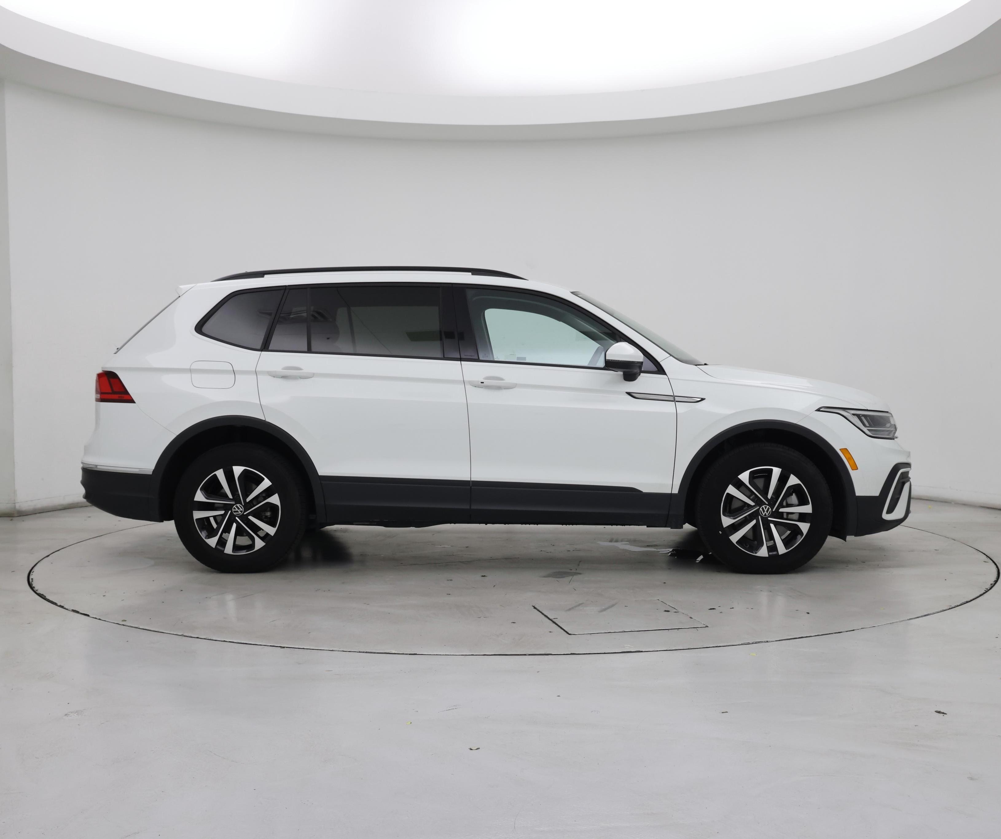 Thumbnail: 2023 Volkswagen Tiguan - 7