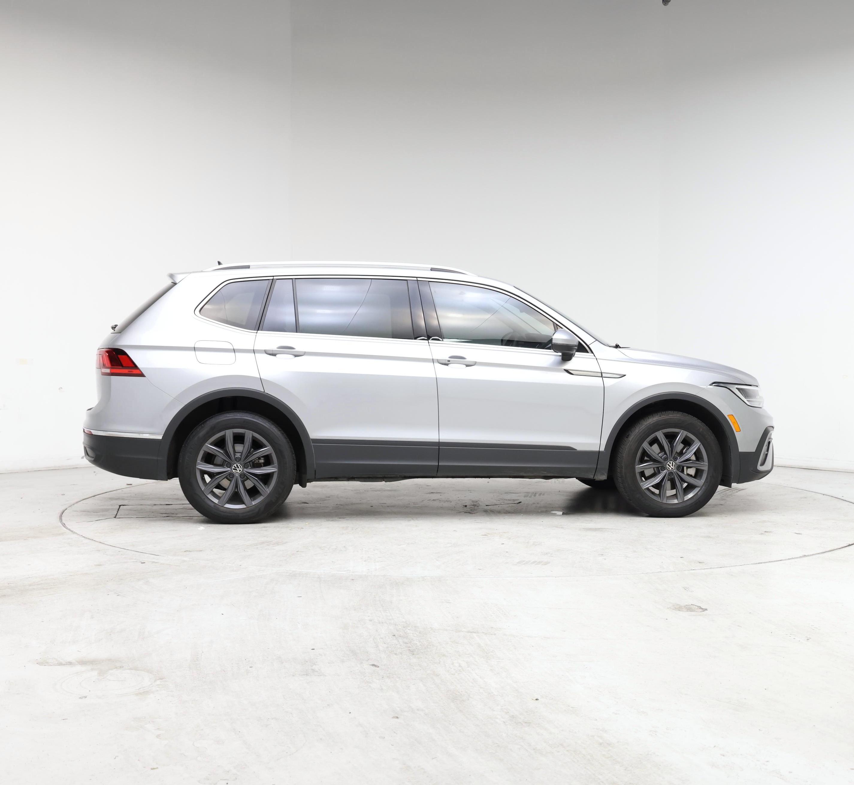 Thumbnail: 2023 Volkswagen Tiguan - 7