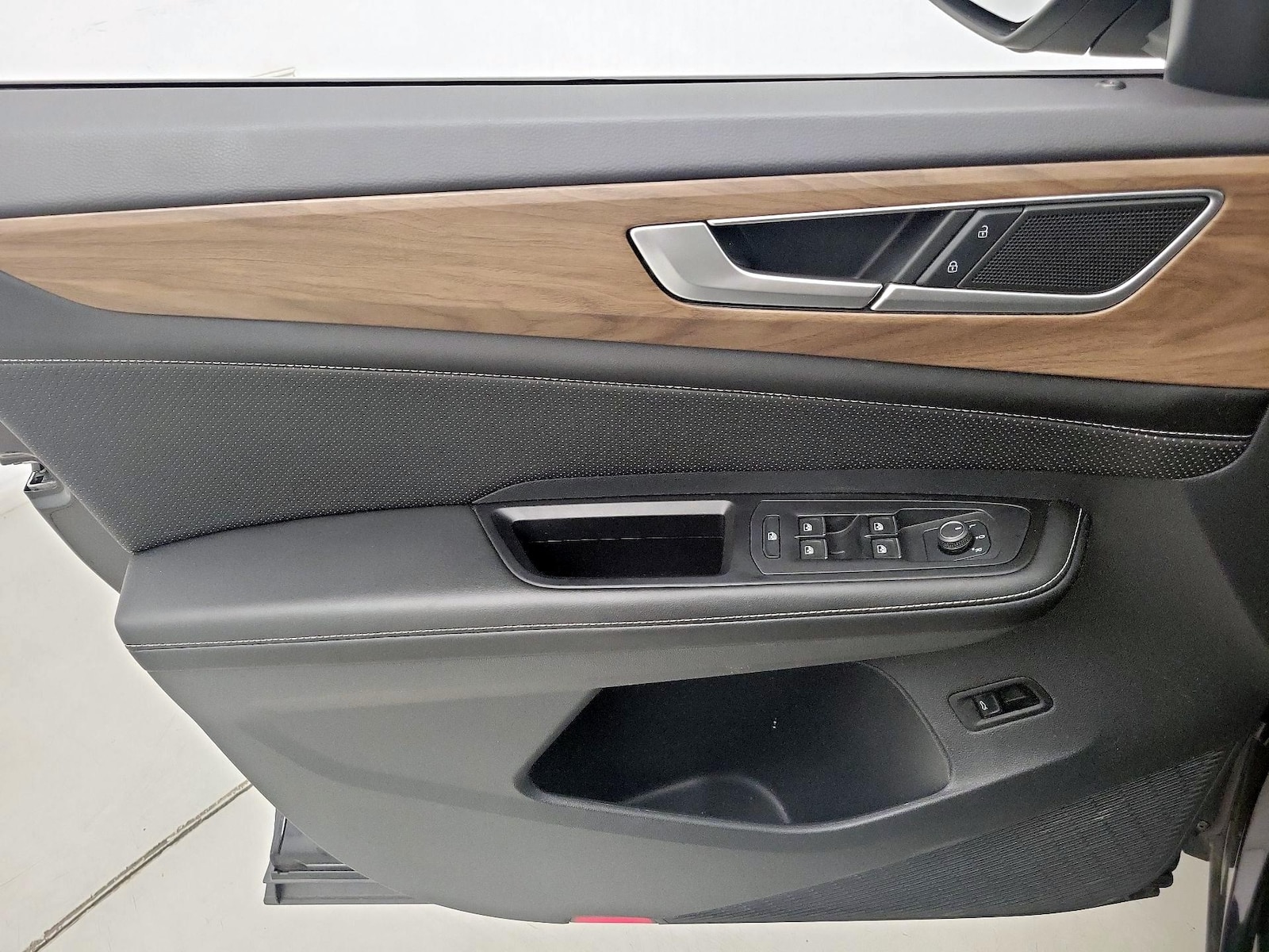 2024 Volkswagen Atlas SE w/Tech - Photo 13