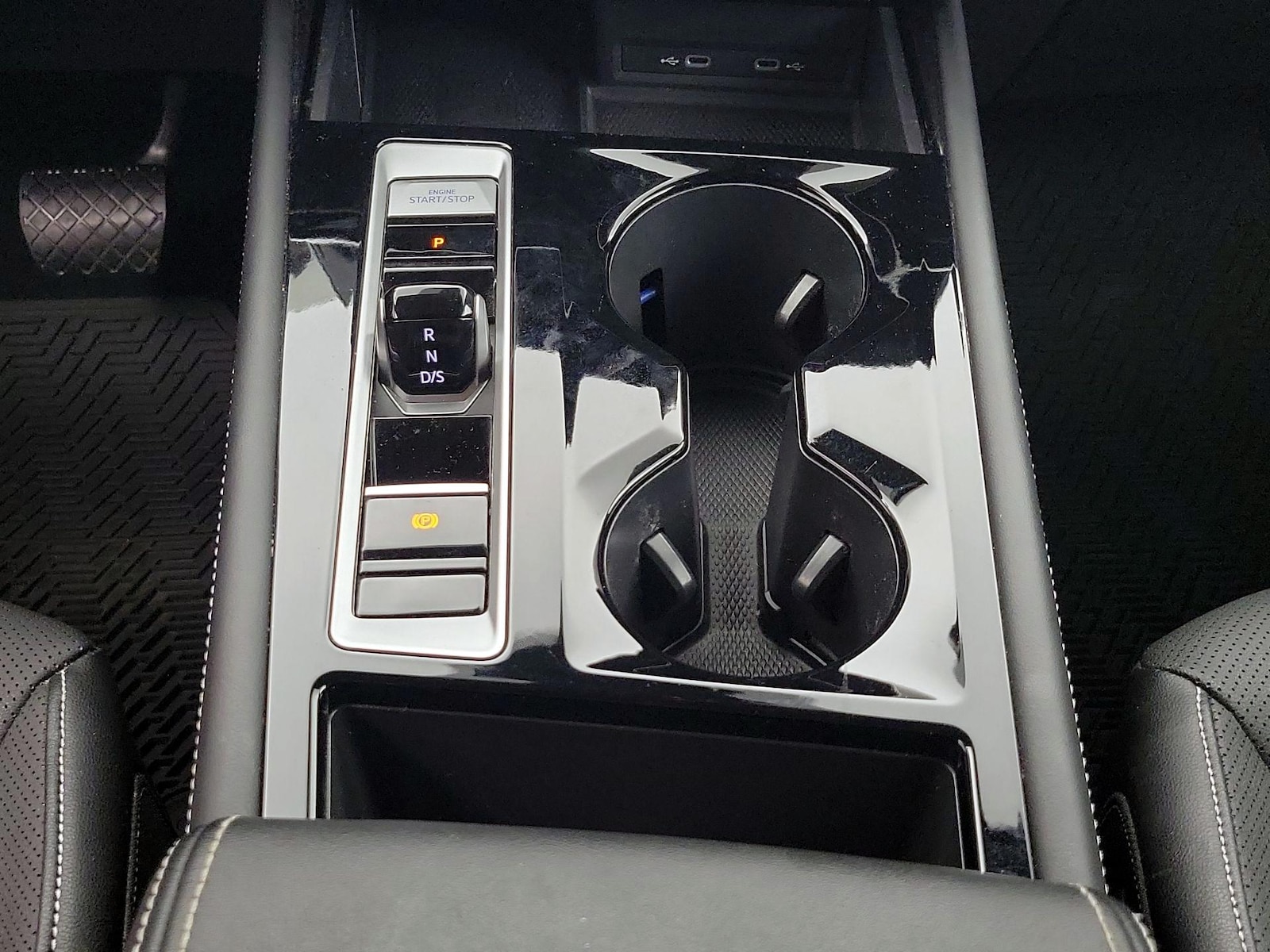 2024 Volkswagen Atlas SE w/Tech - Photo 18