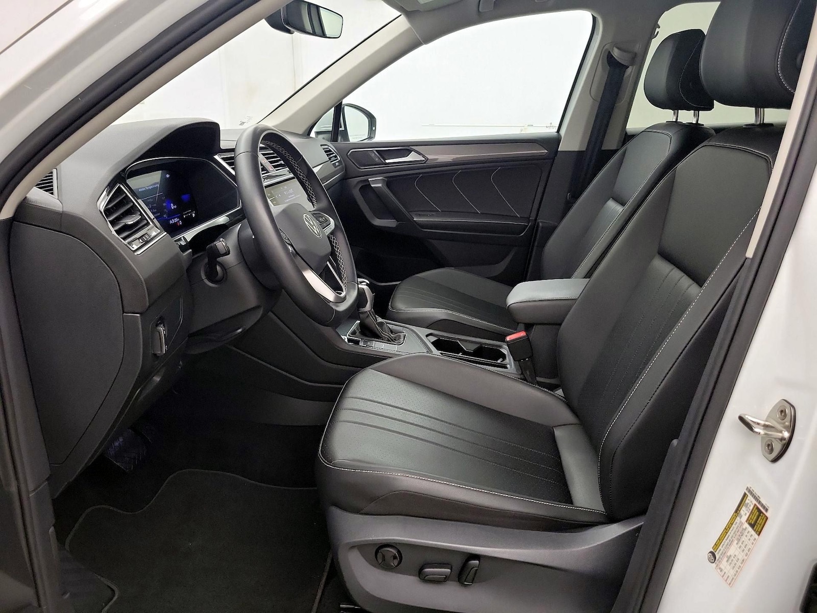 2023 Volkswagen Tiguan SE - Photo 12