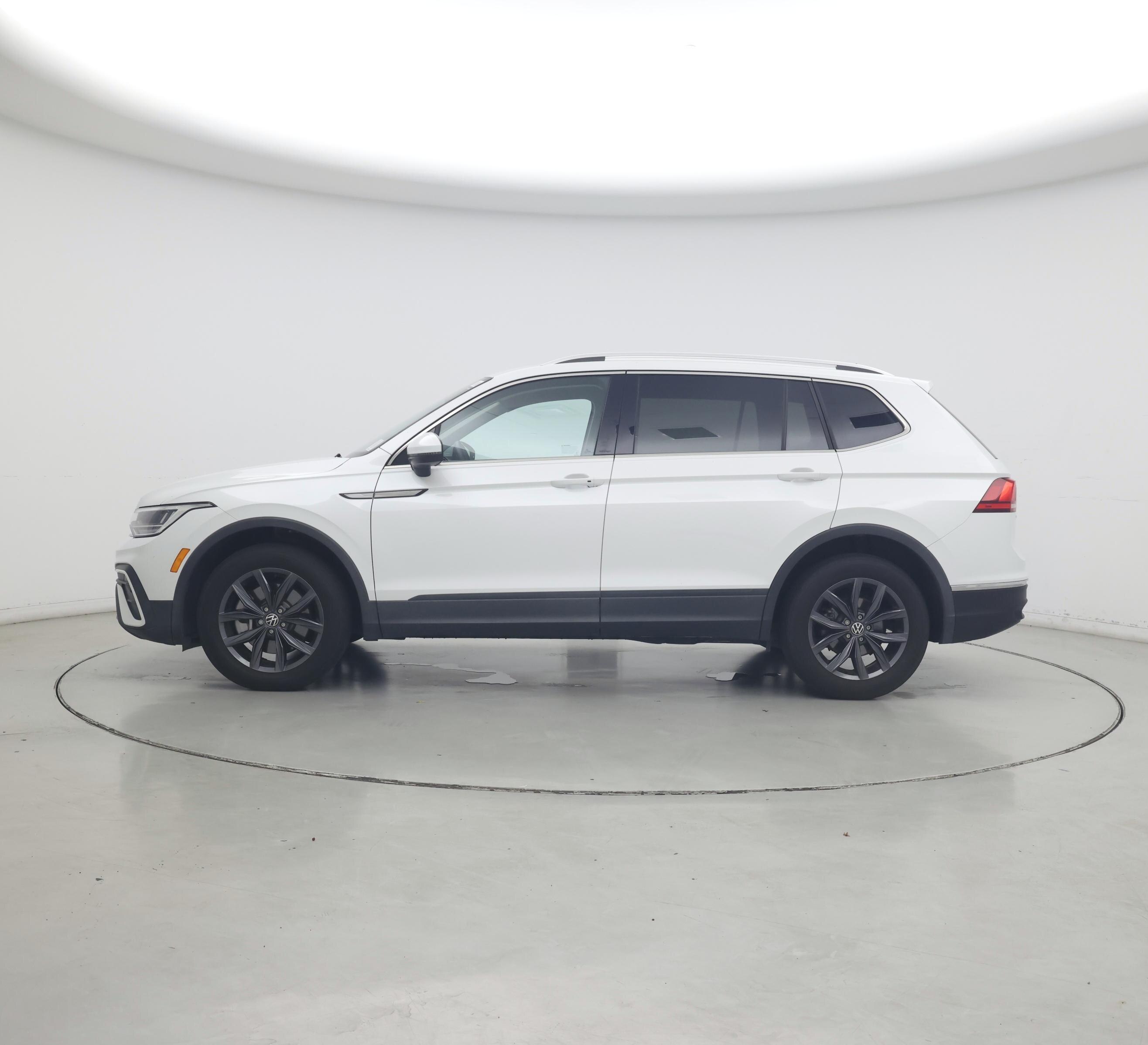 Thumbnail: 2023 Volkswagen Tiguan - 3