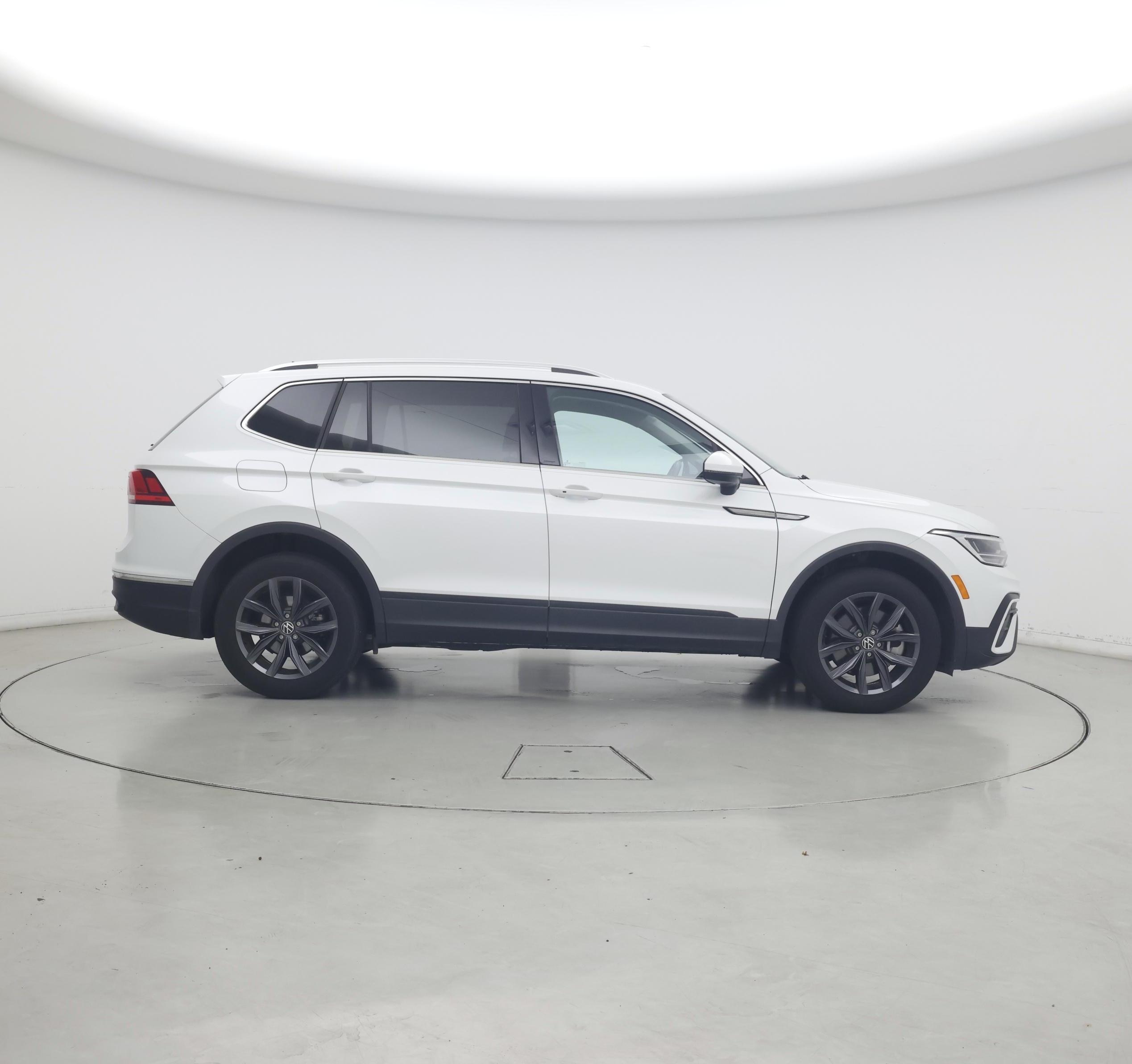Thumbnail: 2023 Volkswagen Tiguan - 7