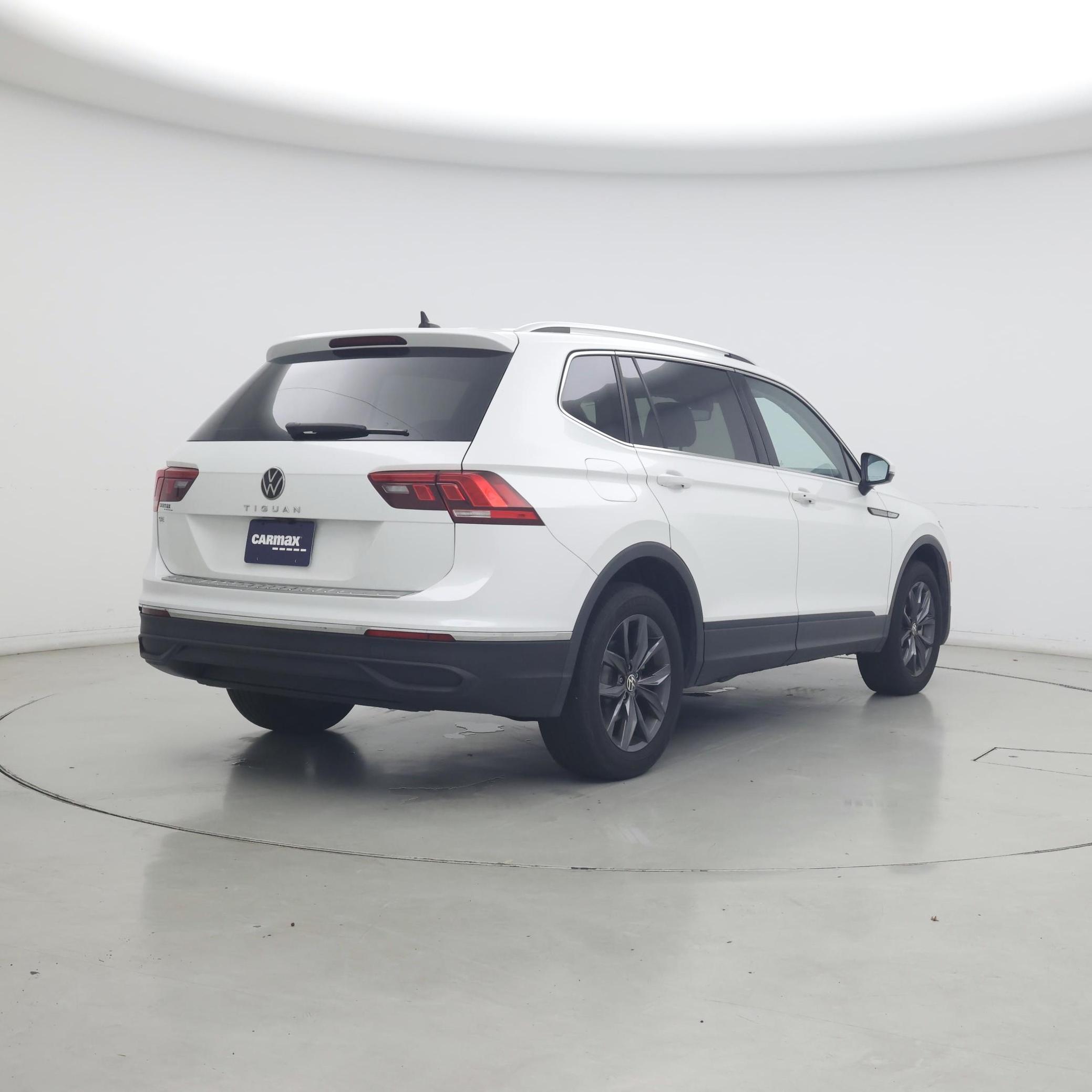 Thumbnail: 2023 Volkswagen Tiguan - 8
