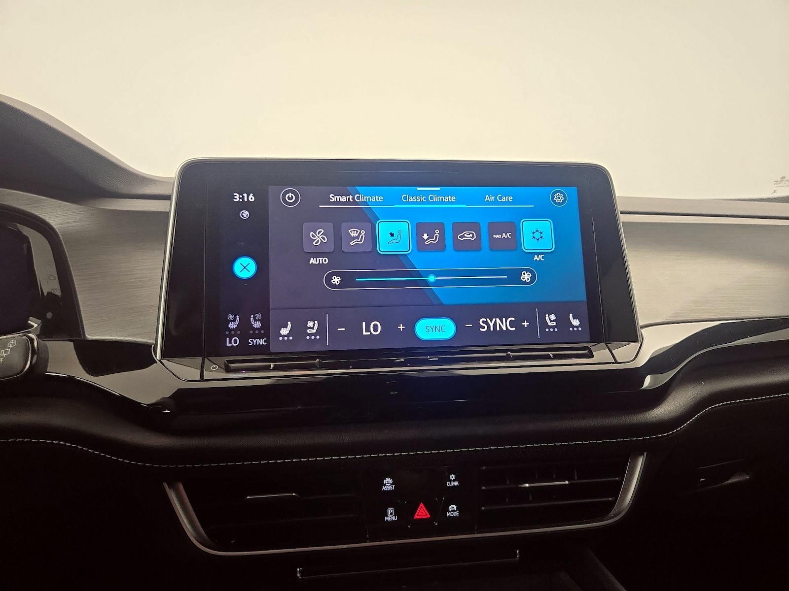 2024 Volkswagen Atlas Cross Sport SE w/Tech - Photo 17