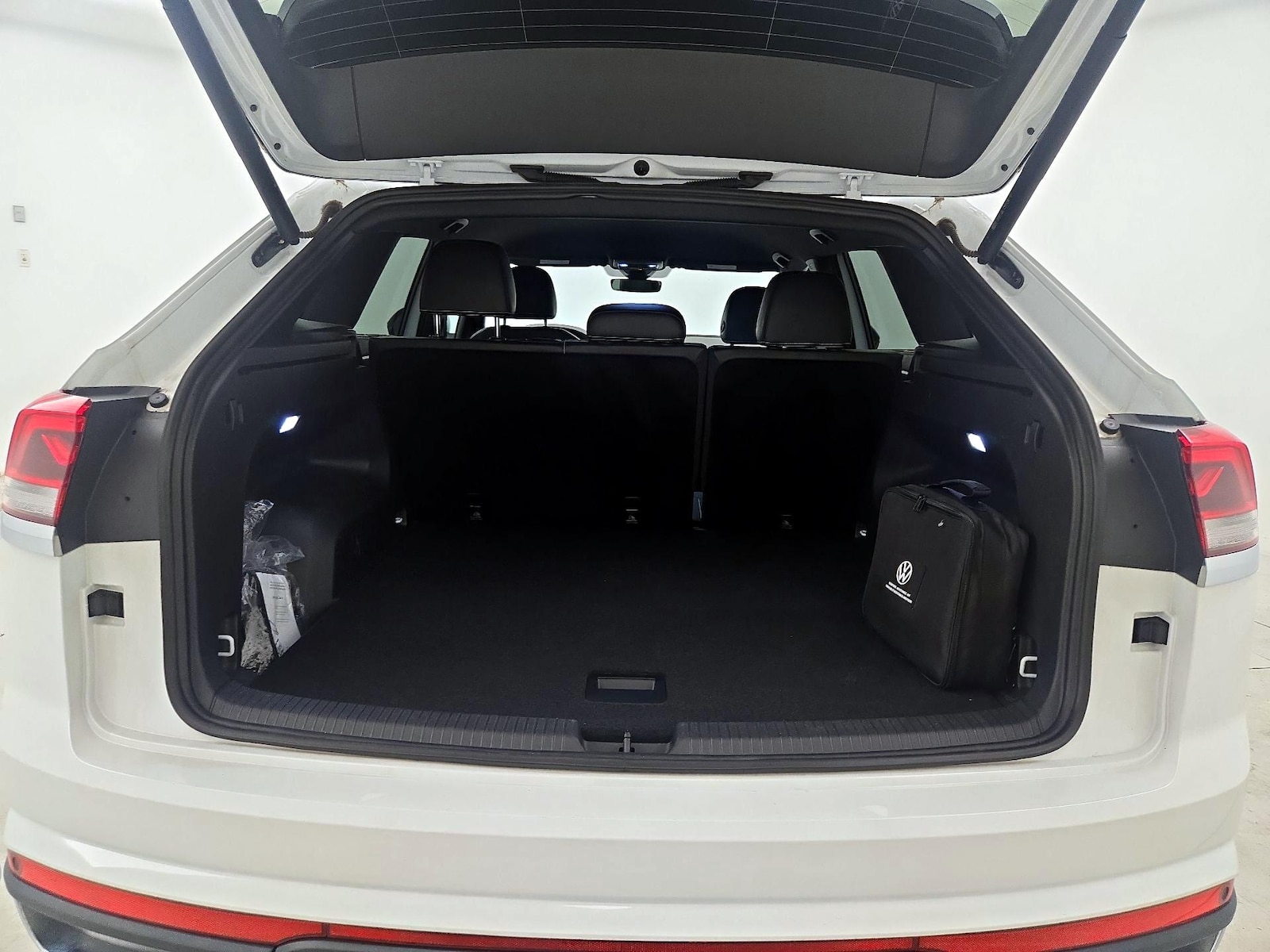 2024 Volkswagen Atlas Cross Sport SE w/Tech - Photo 21