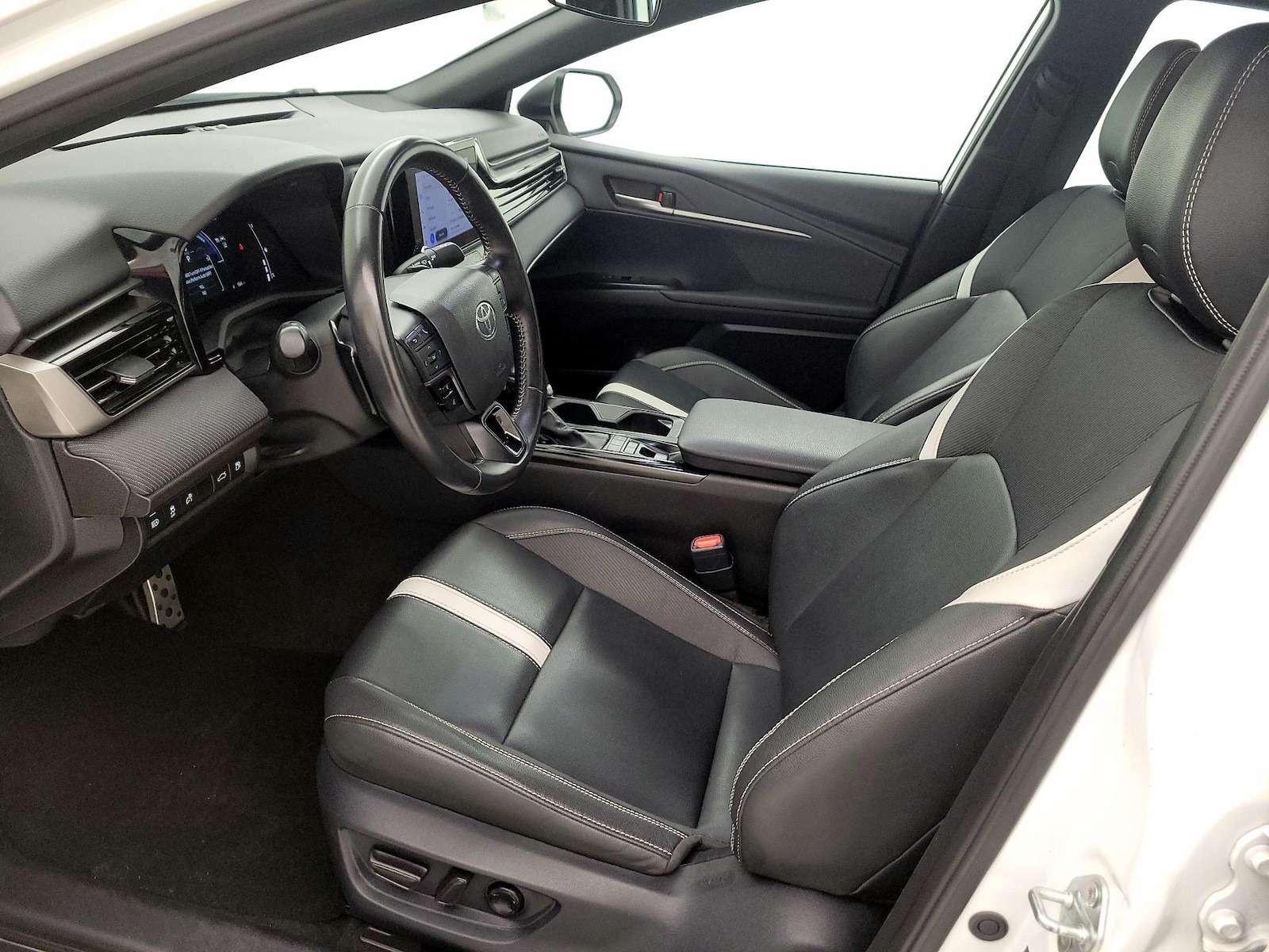 2025 Toyota Camry SE - Photo 12