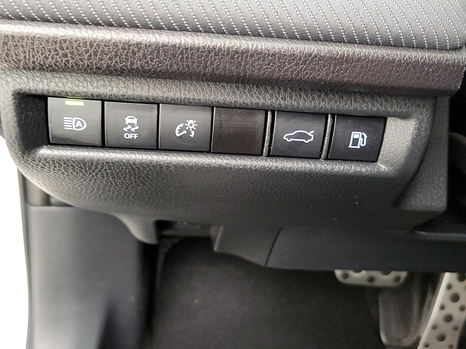 2025 Toyota Camry SE - Photo 14